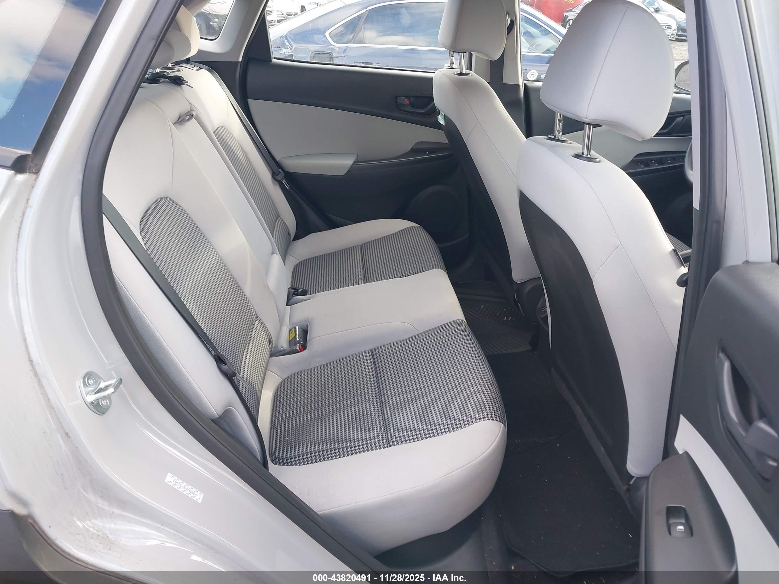 HYUNDAI KONA image 8