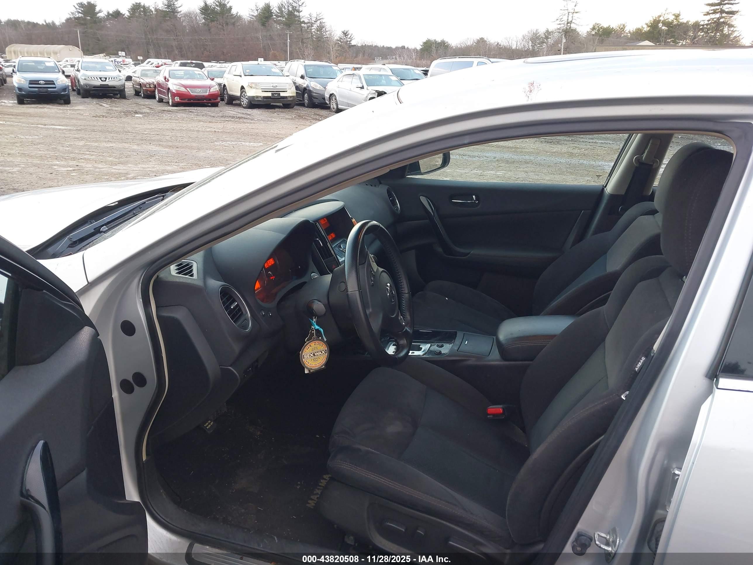 NISSAN MAXIMA image 5