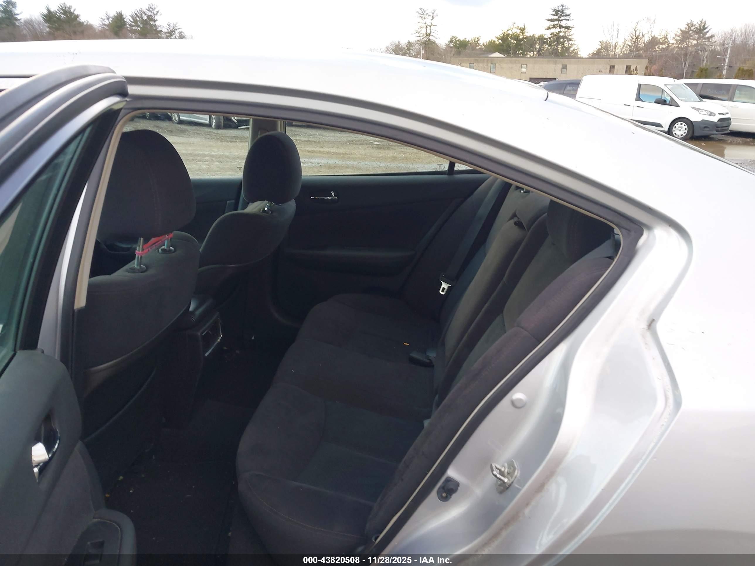 NISSAN MAXIMA image 8