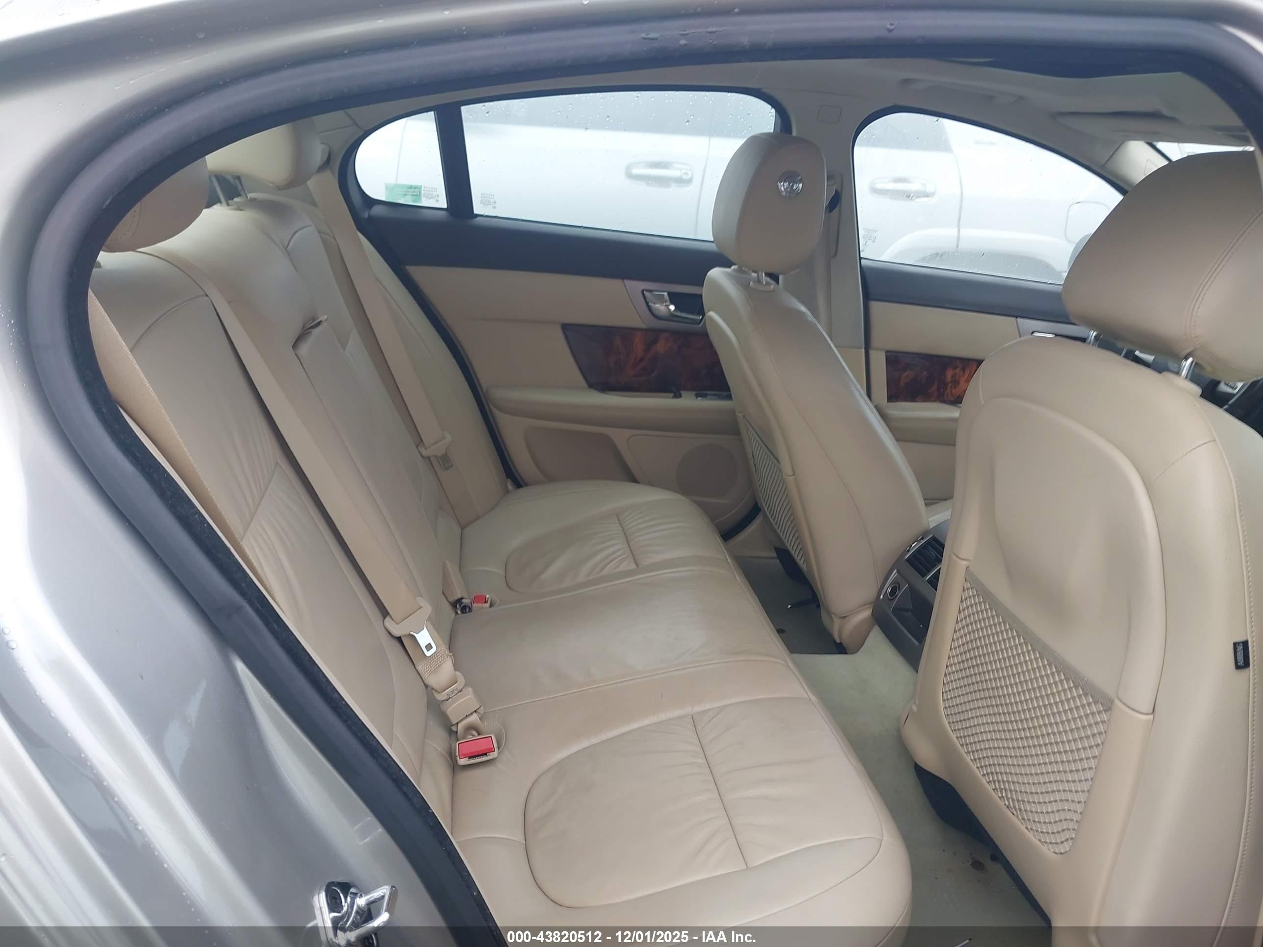 JAGUAR XF image 8