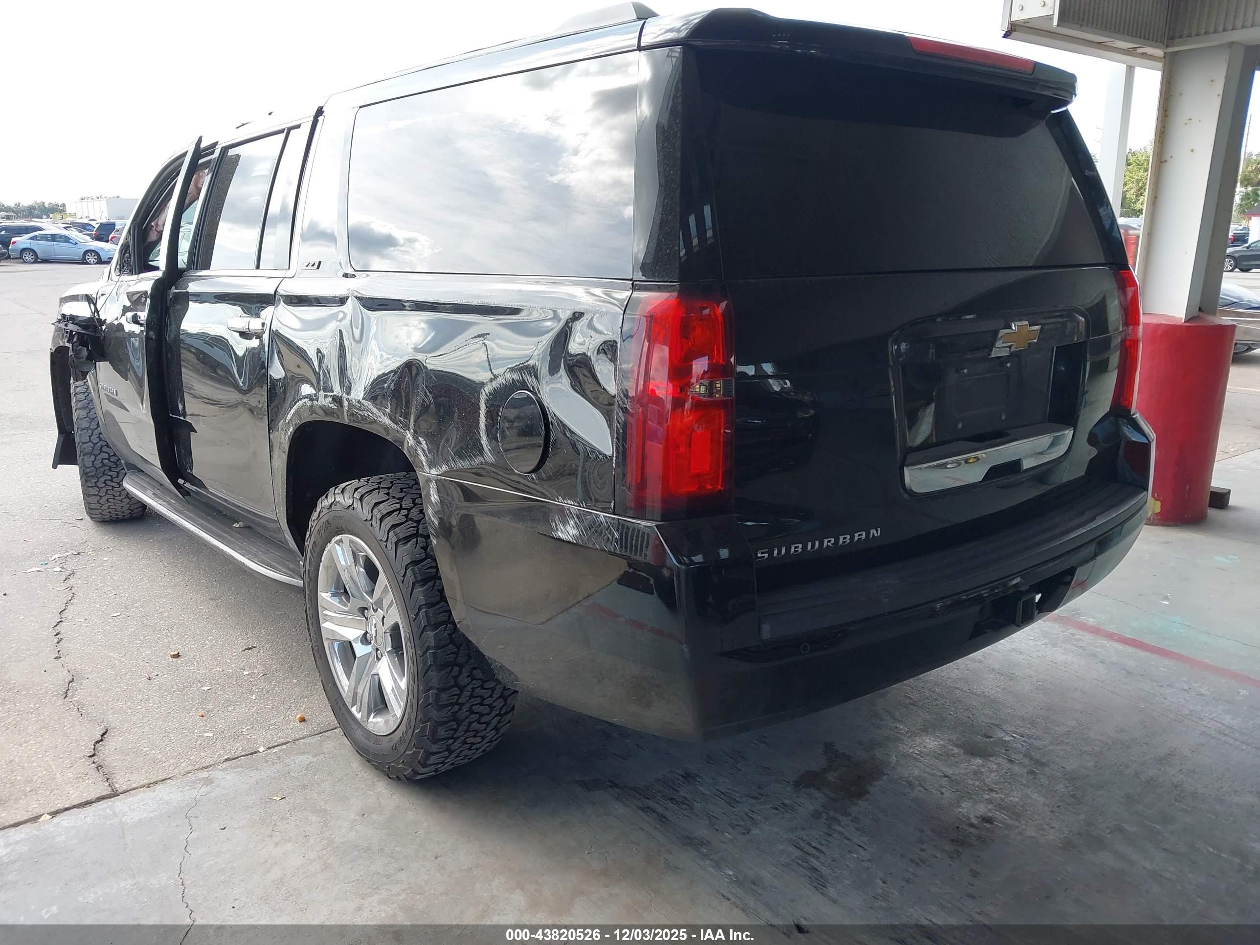 CHEVROLET SUBURBAN image 3