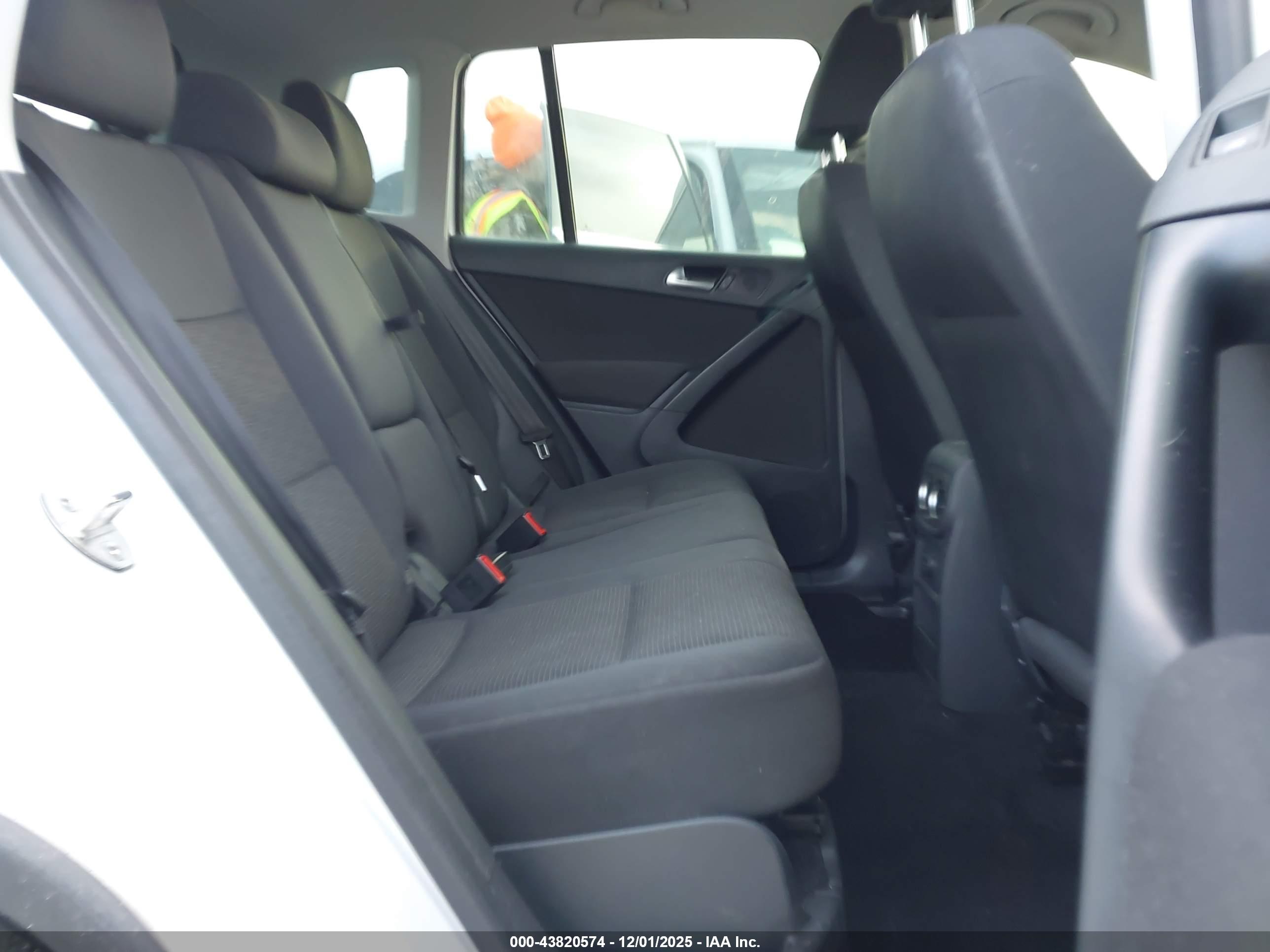 VOLKSWAGEN TIGUAN image 8