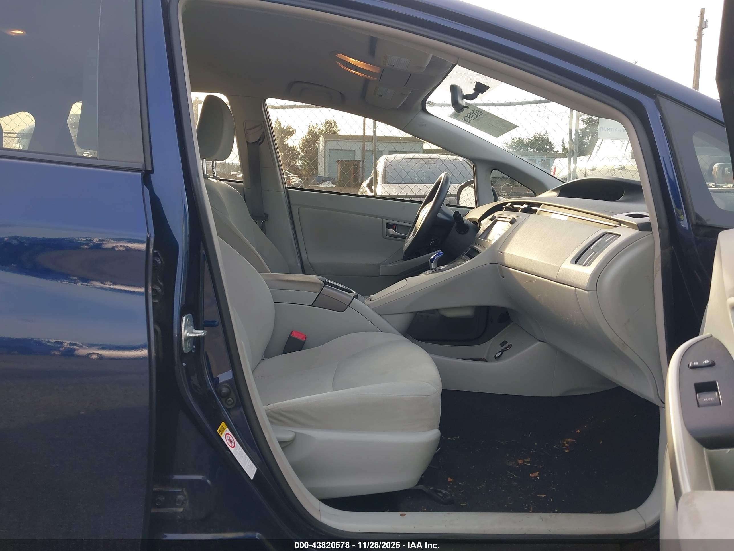 TOYOTA PRIUS image 5