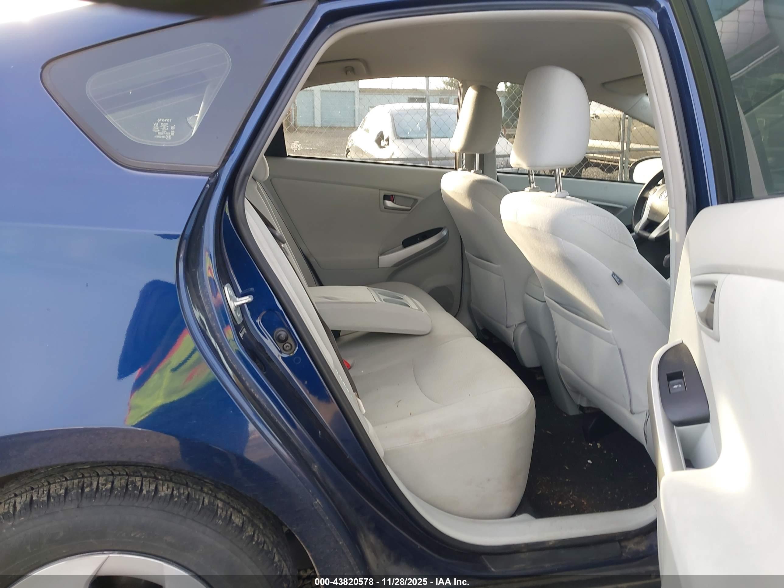 TOYOTA PRIUS image 8