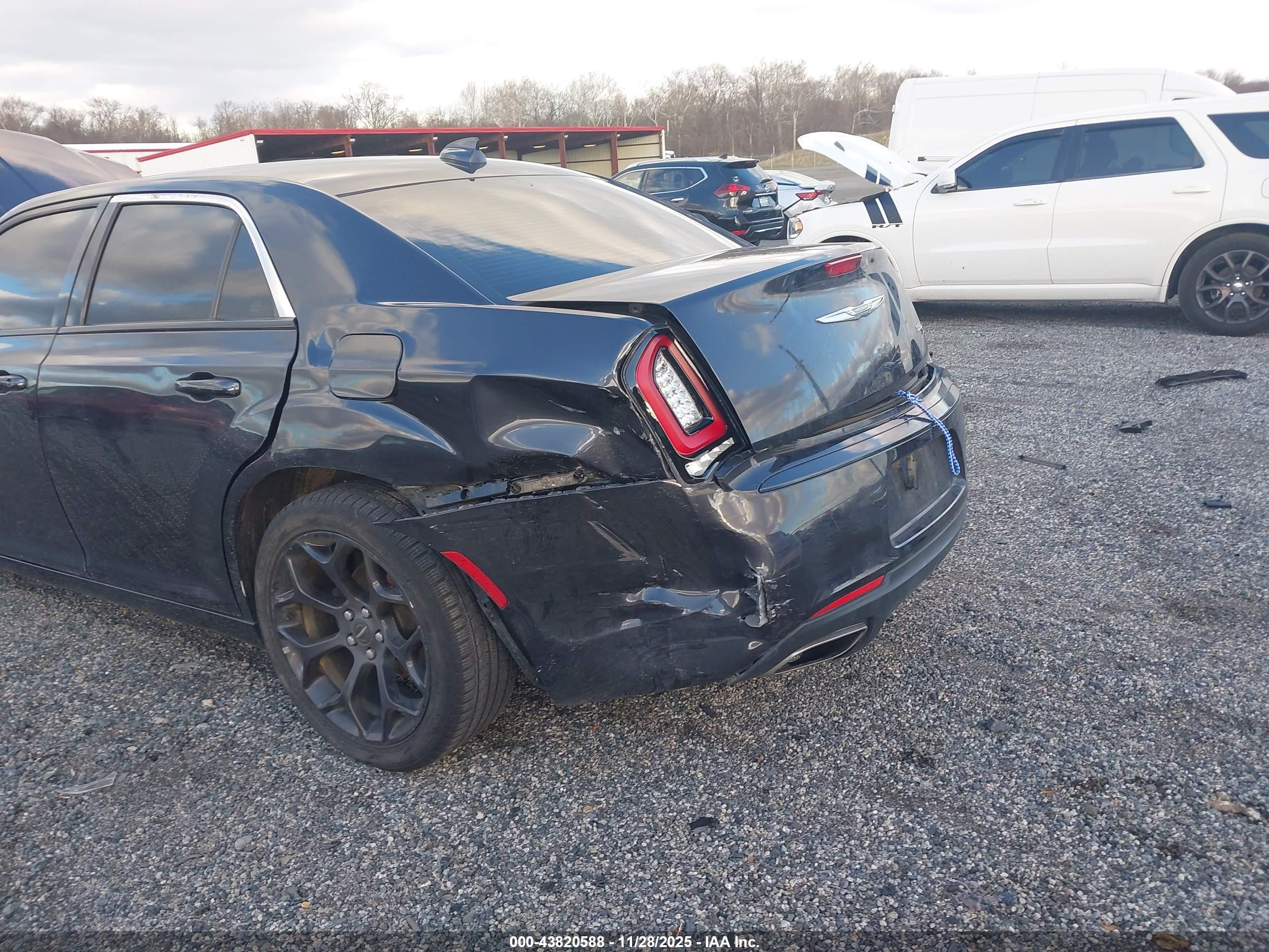 CHRYSLER 300 image 6