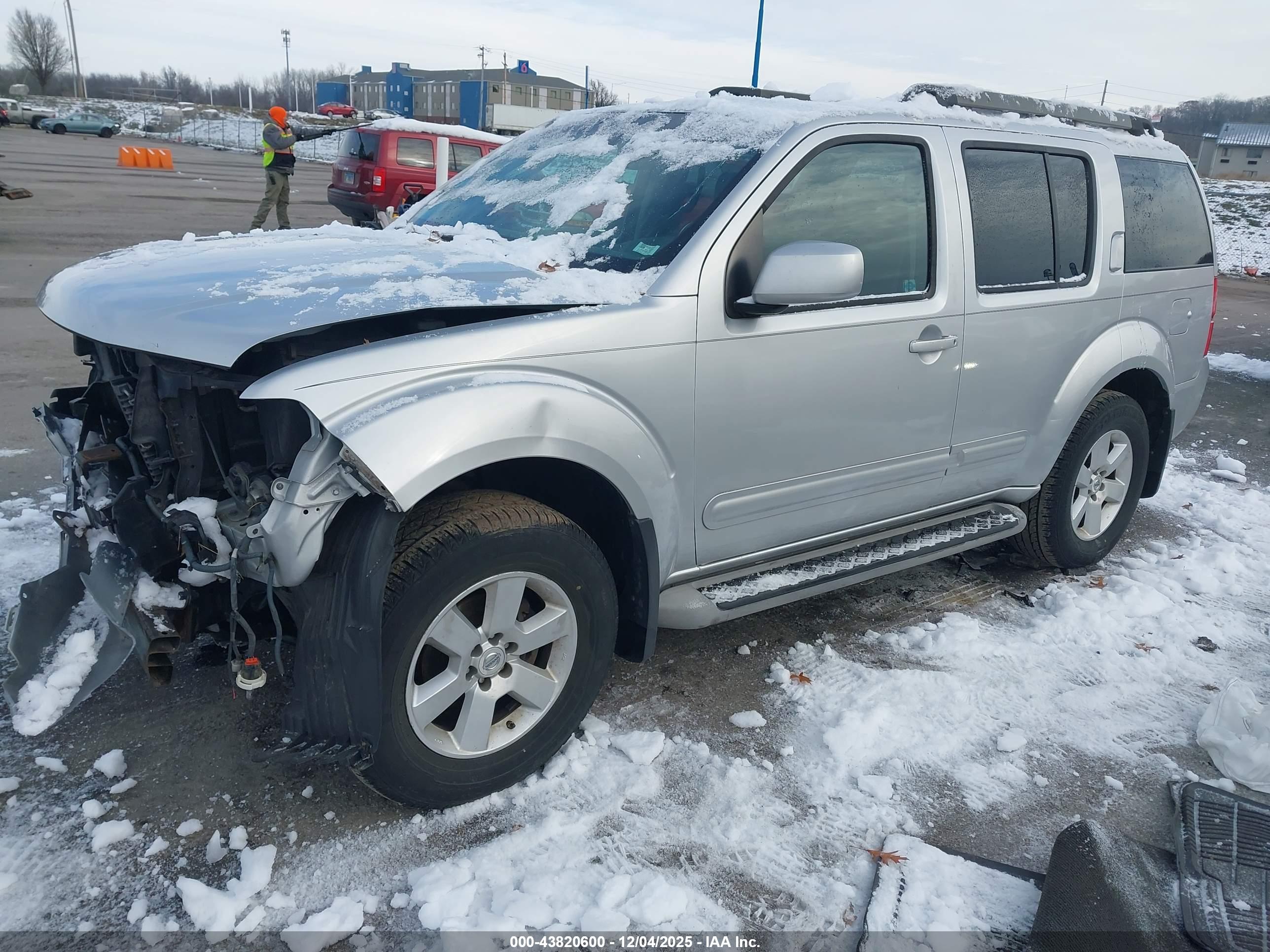 NISSAN PATHFINDER image 2