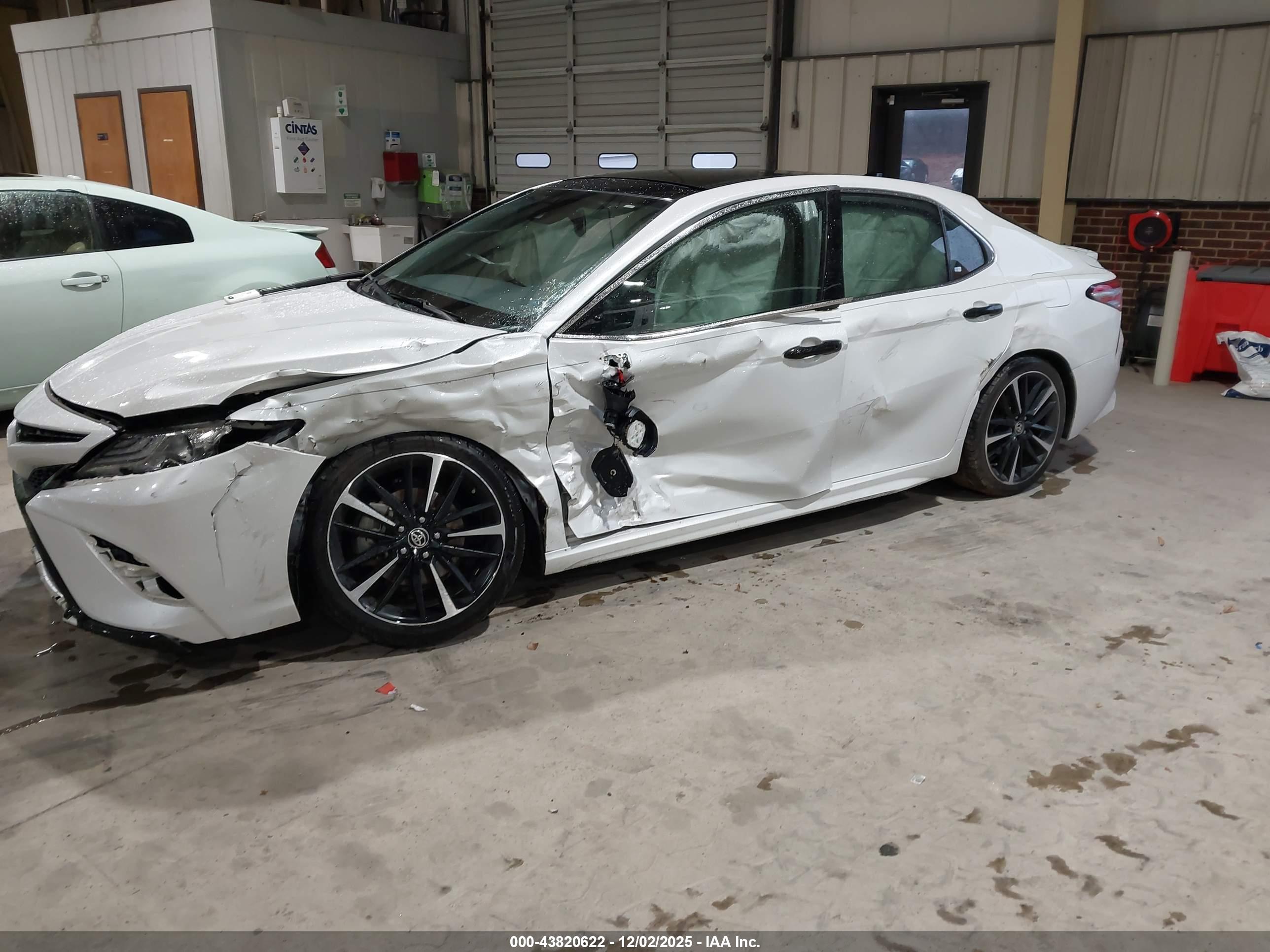 TOYOTA CAMRY image 2