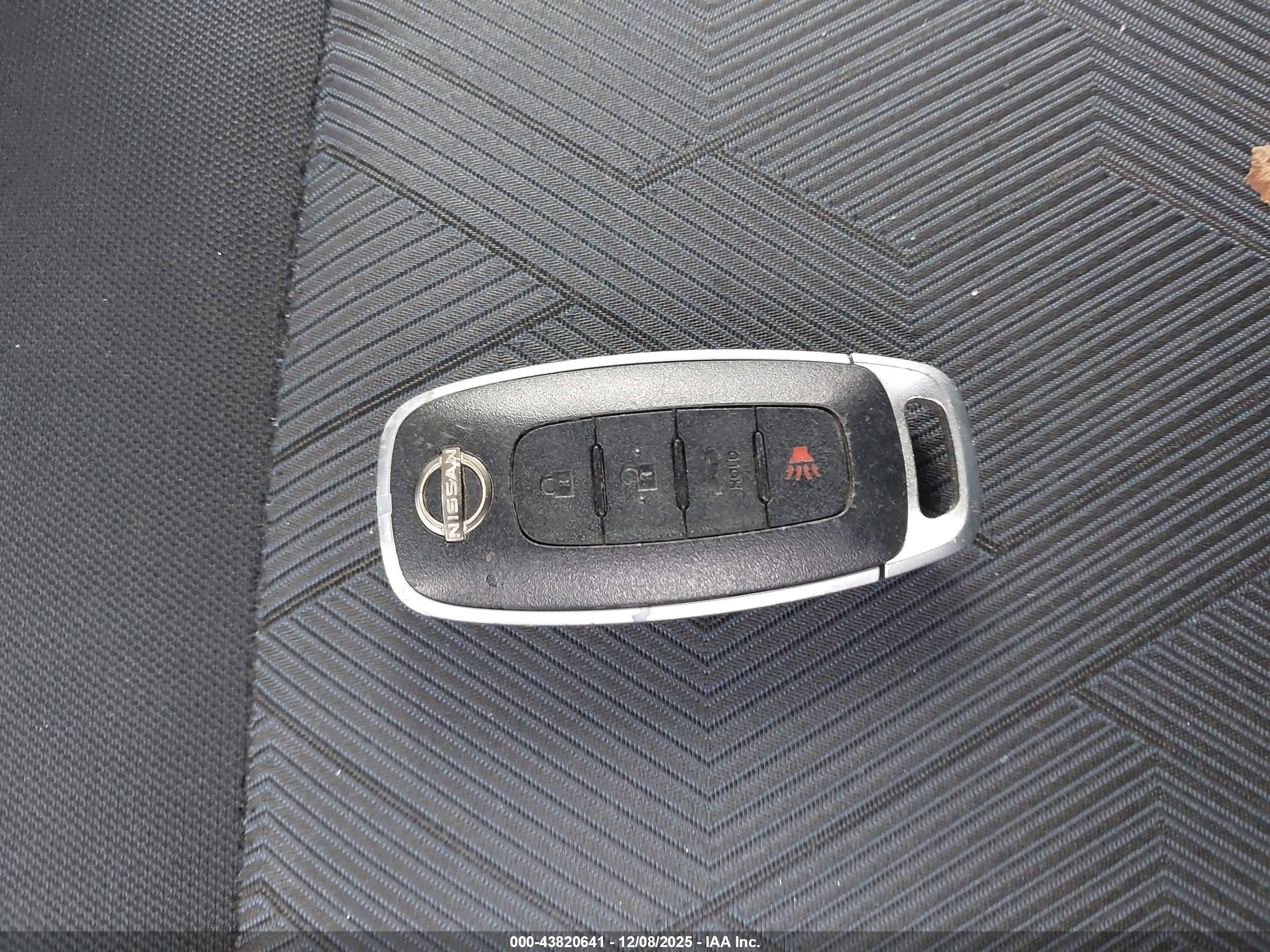 NISSAN VERSA image 11