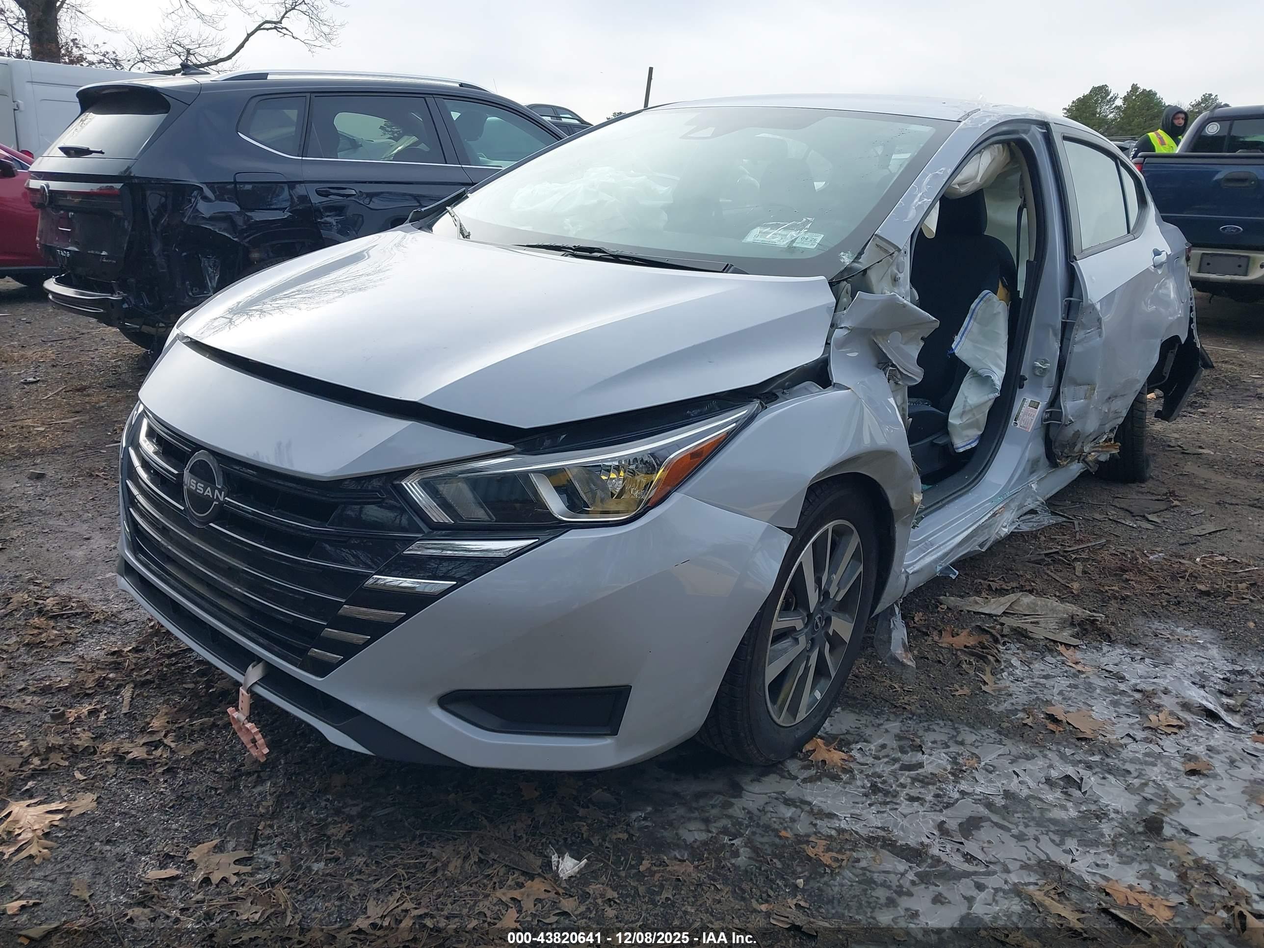NISSAN VERSA image 2
