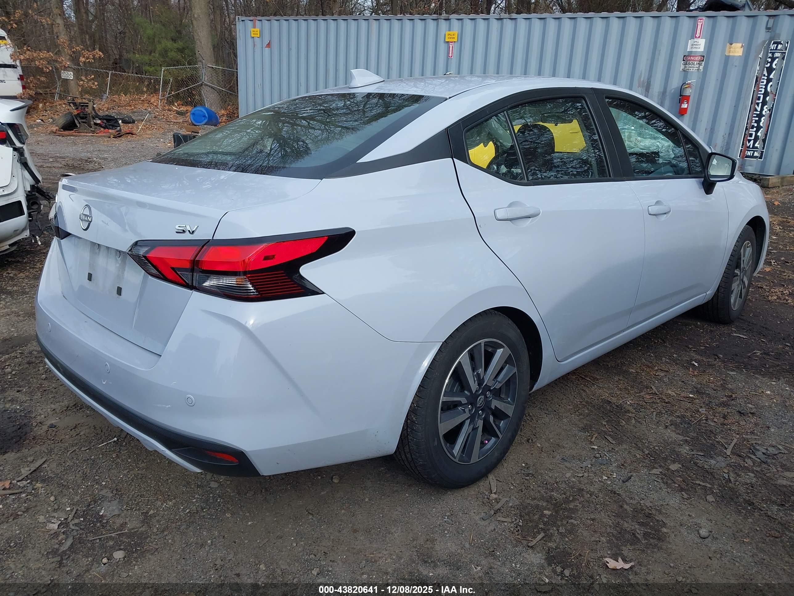 NISSAN VERSA image 4