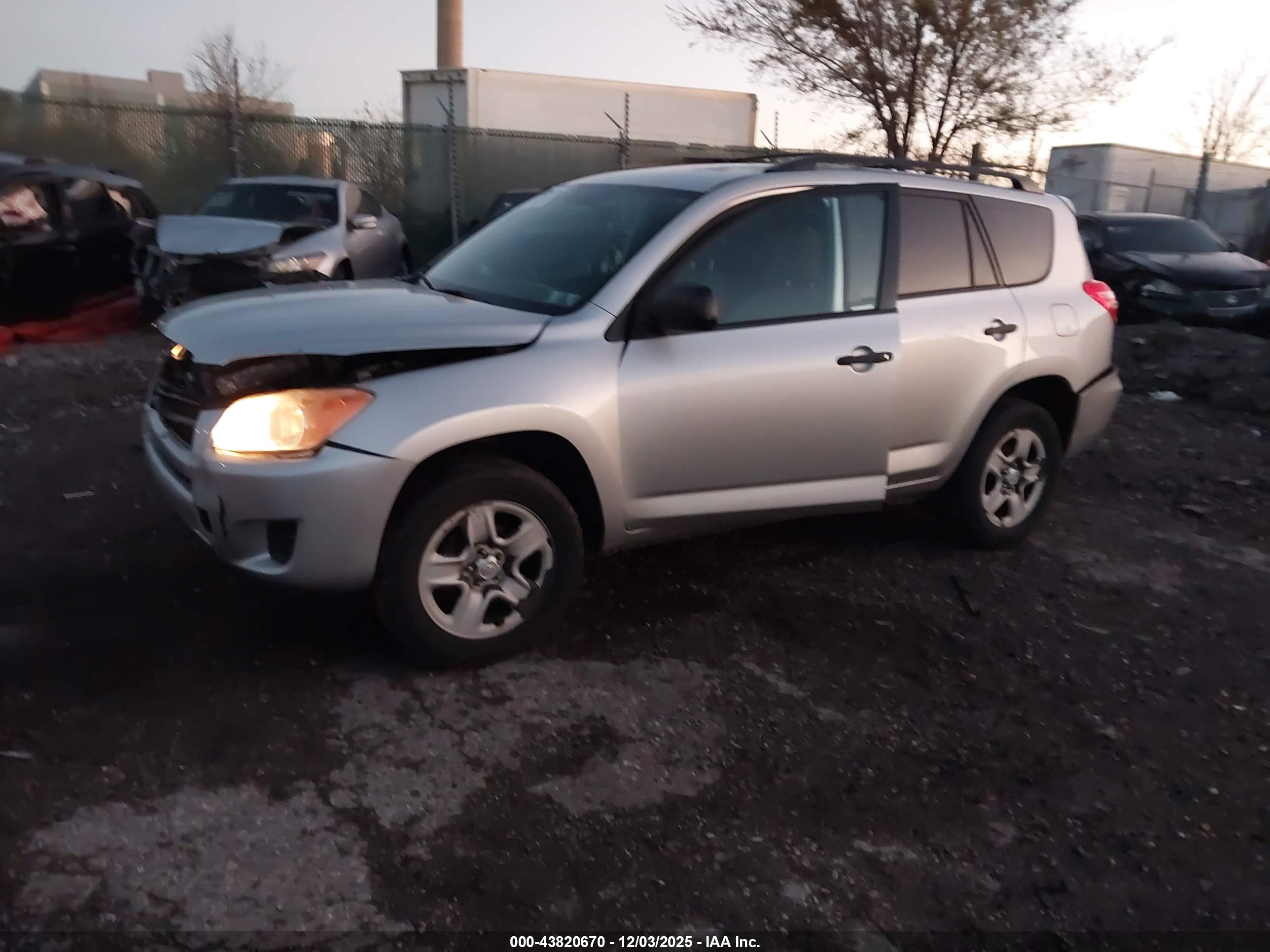 TOYOTA RAV4 image 2