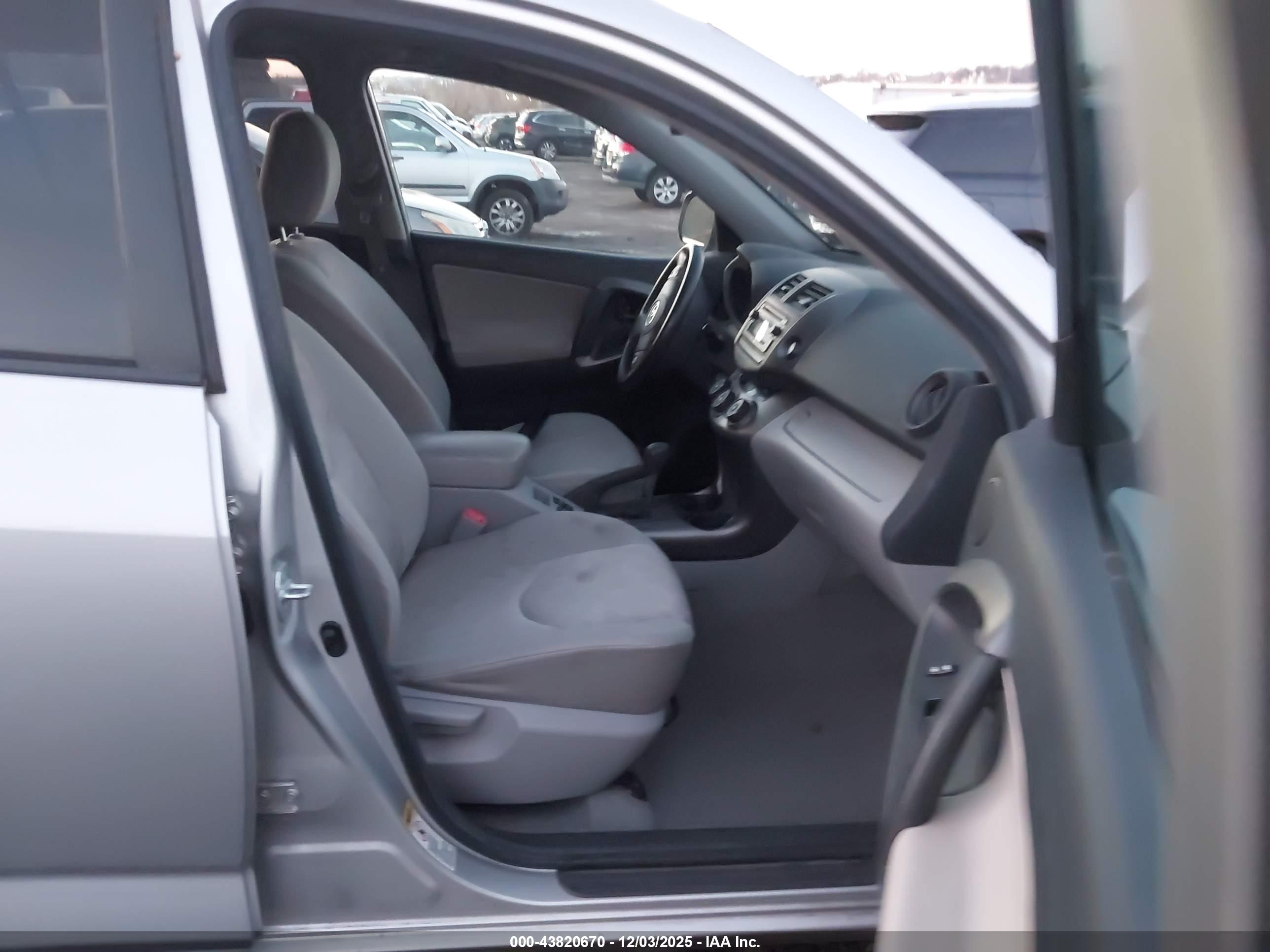 TOYOTA RAV4 image 5