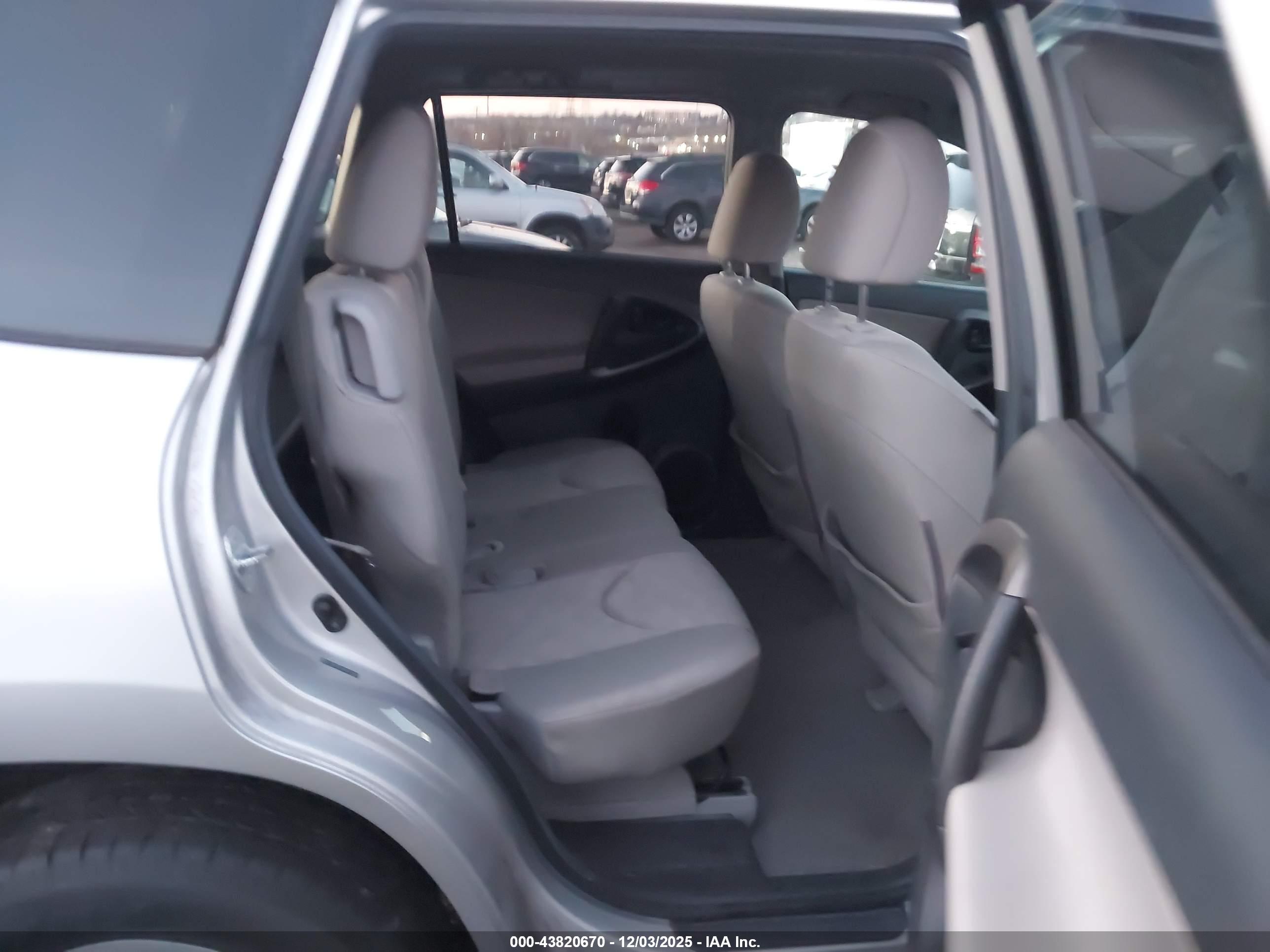 TOYOTA RAV4 image 8