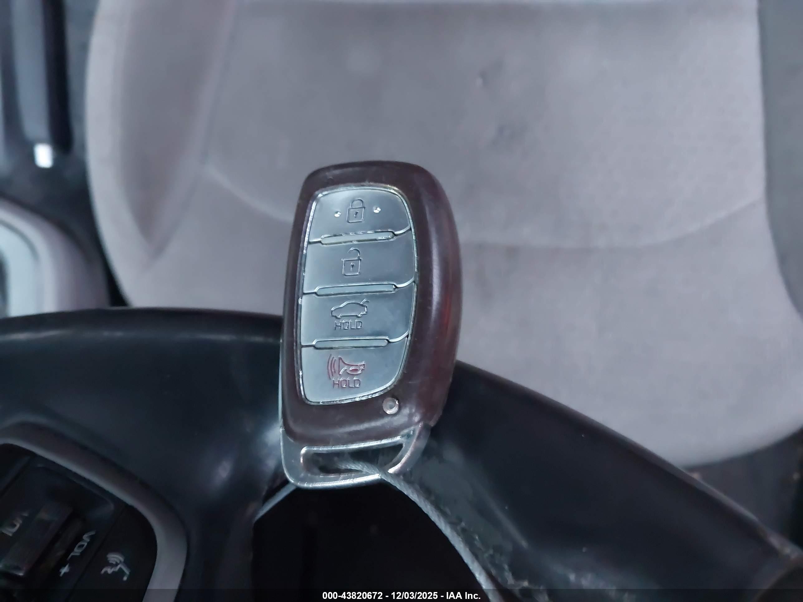 HYUNDAI ELANTRA image 11