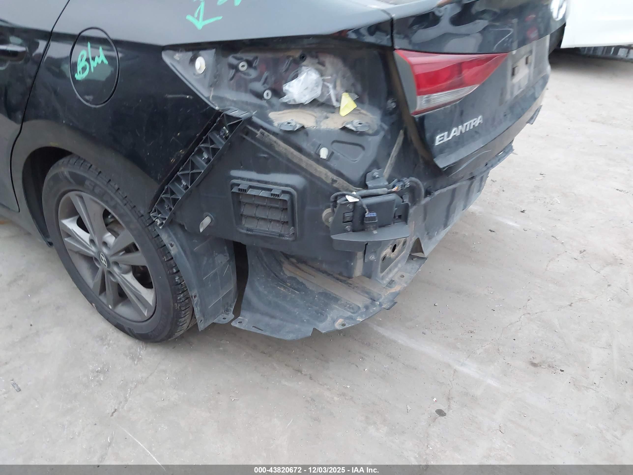 HYUNDAI ELANTRA image 6