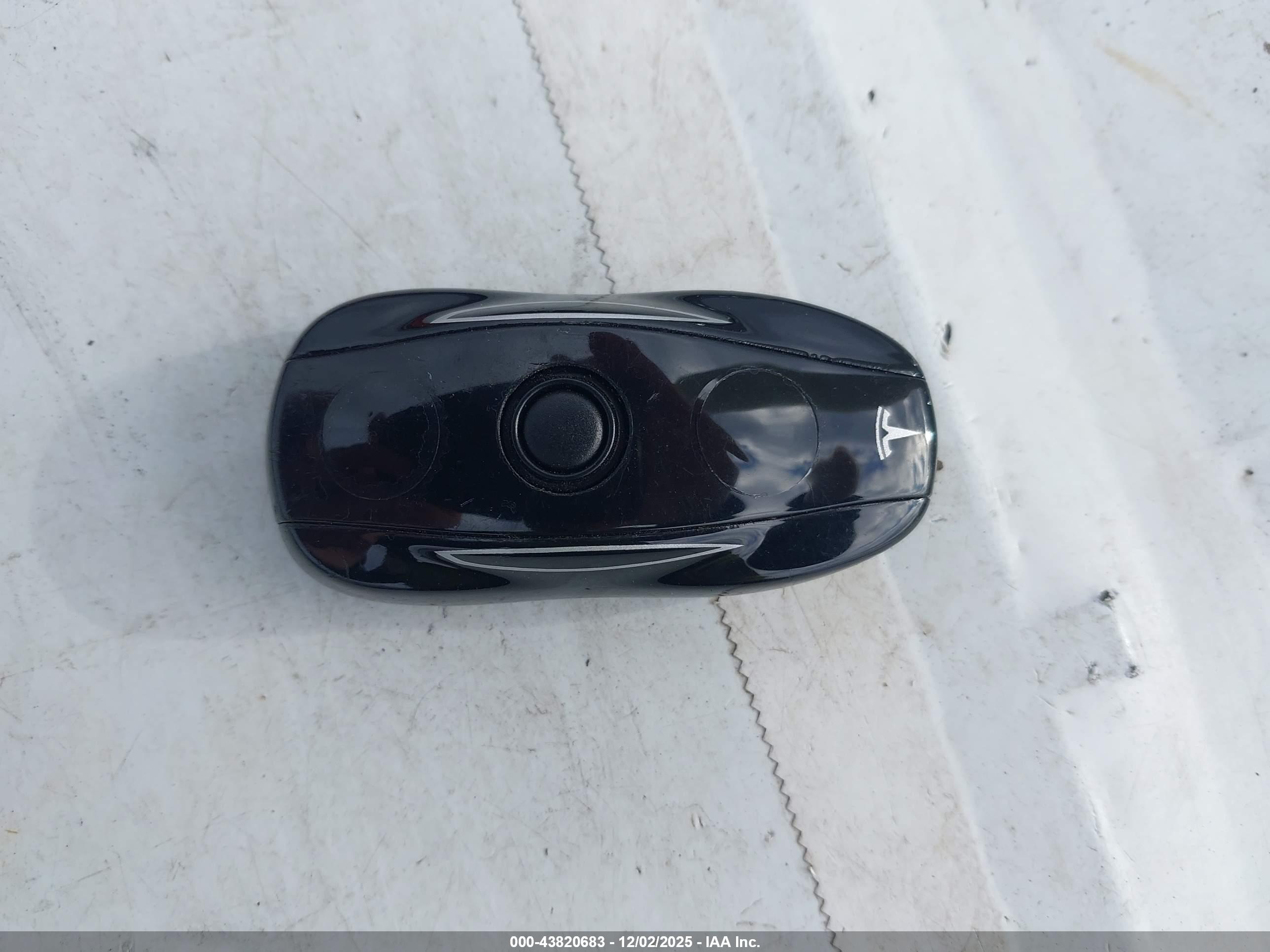 TESLA MODEL image 11