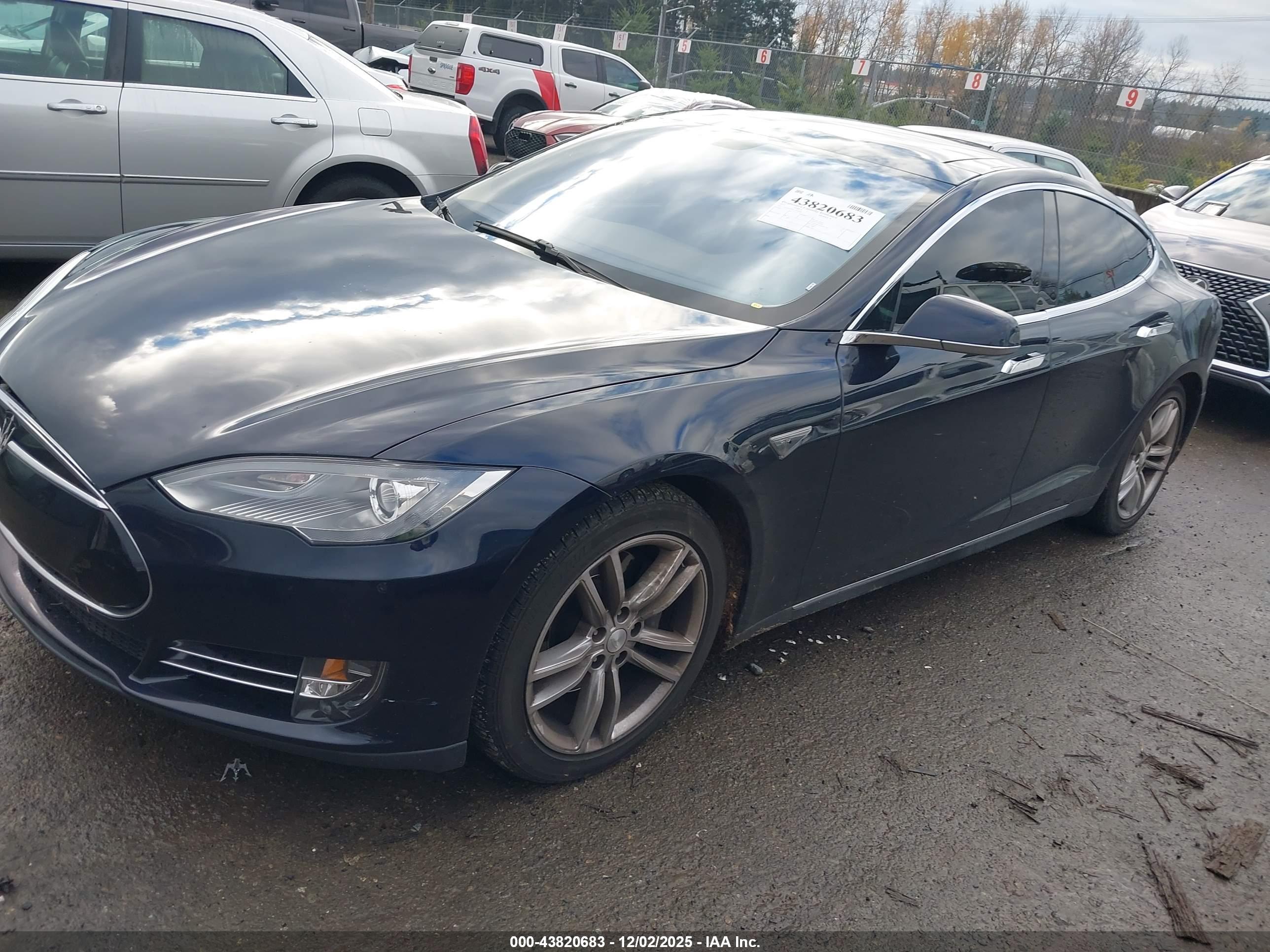 TESLA MODEL image 2
