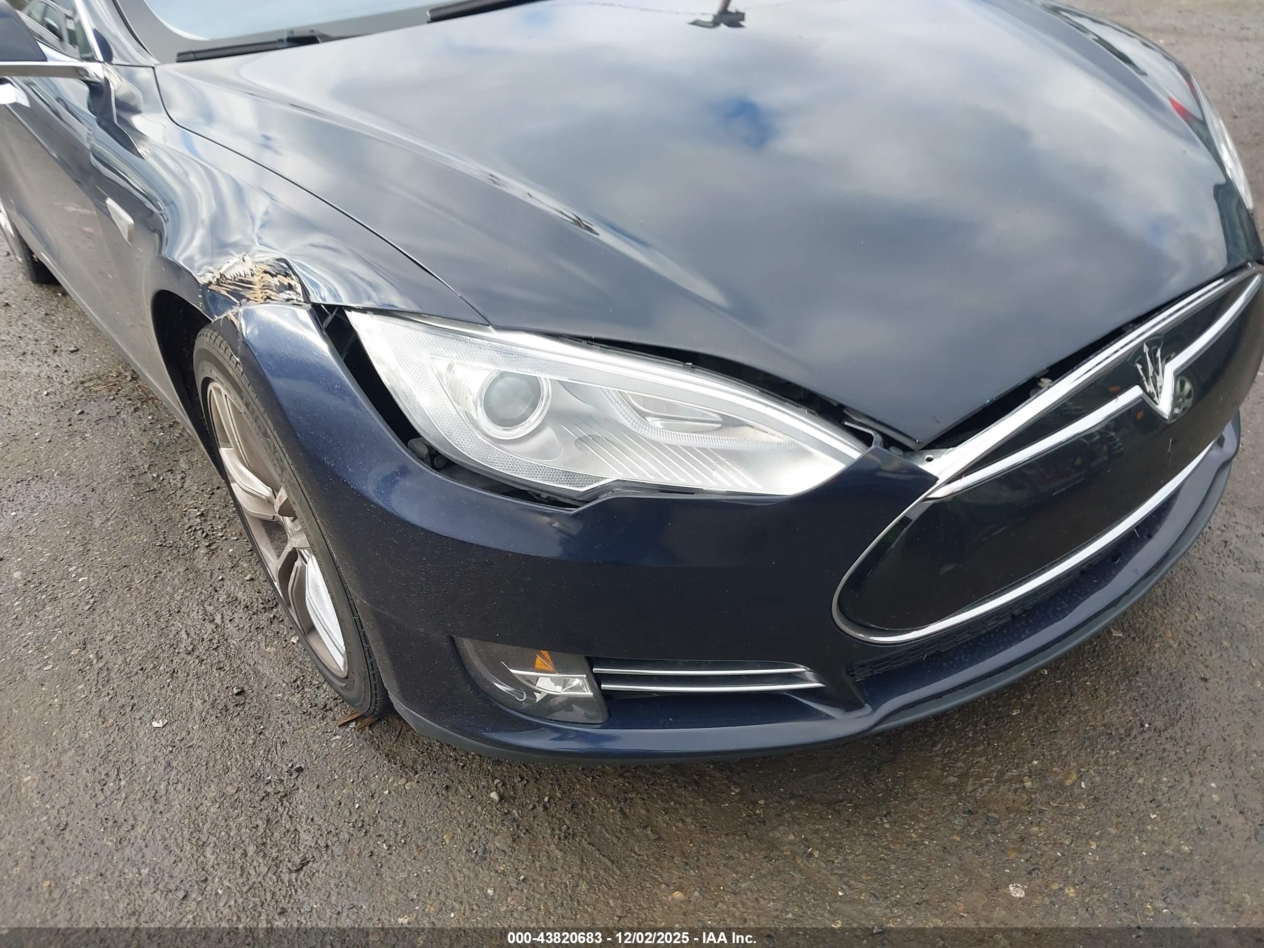 TESLA MODEL image 6