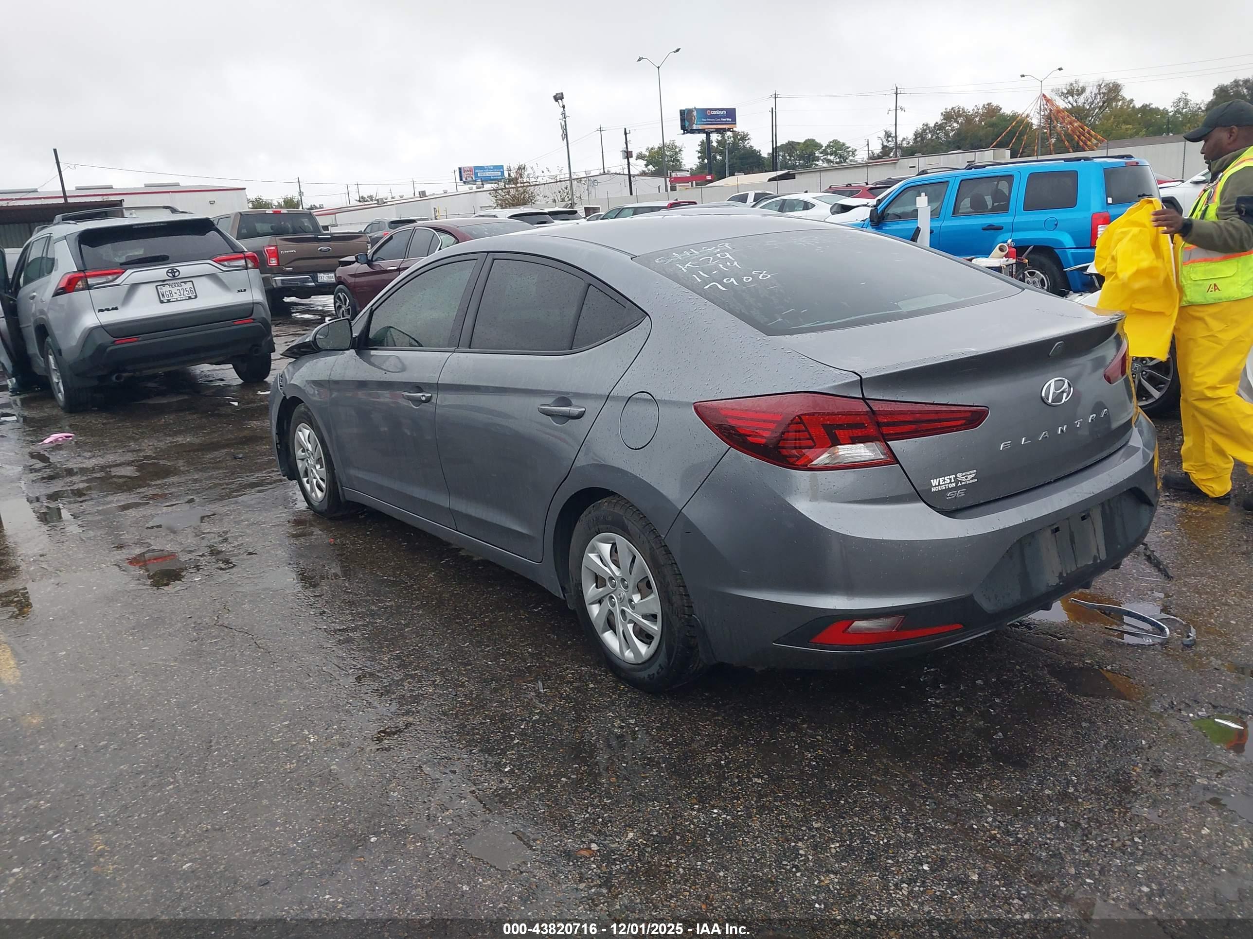 HYUNDAI ELANTRA image 3