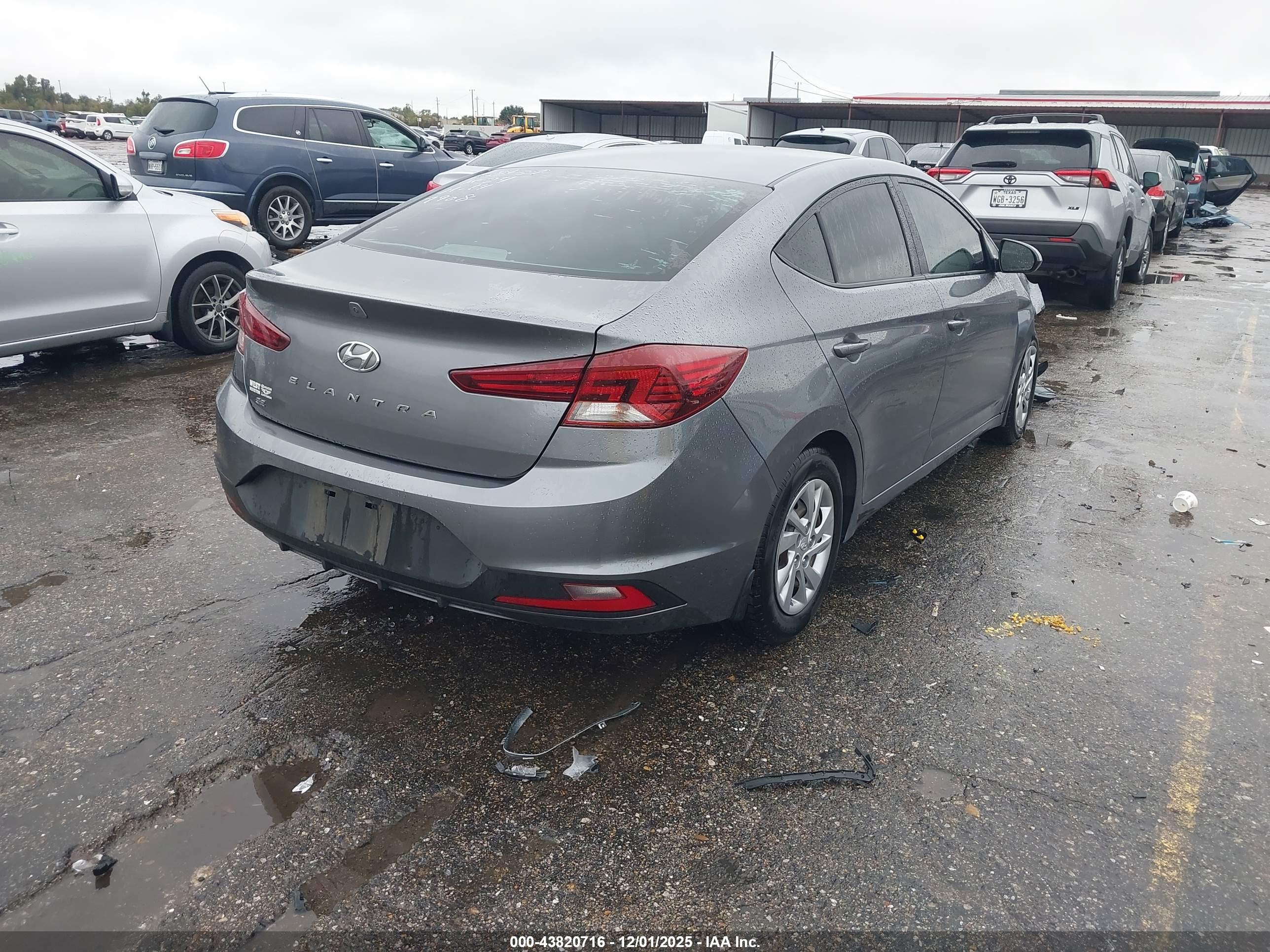 HYUNDAI ELANTRA image 4