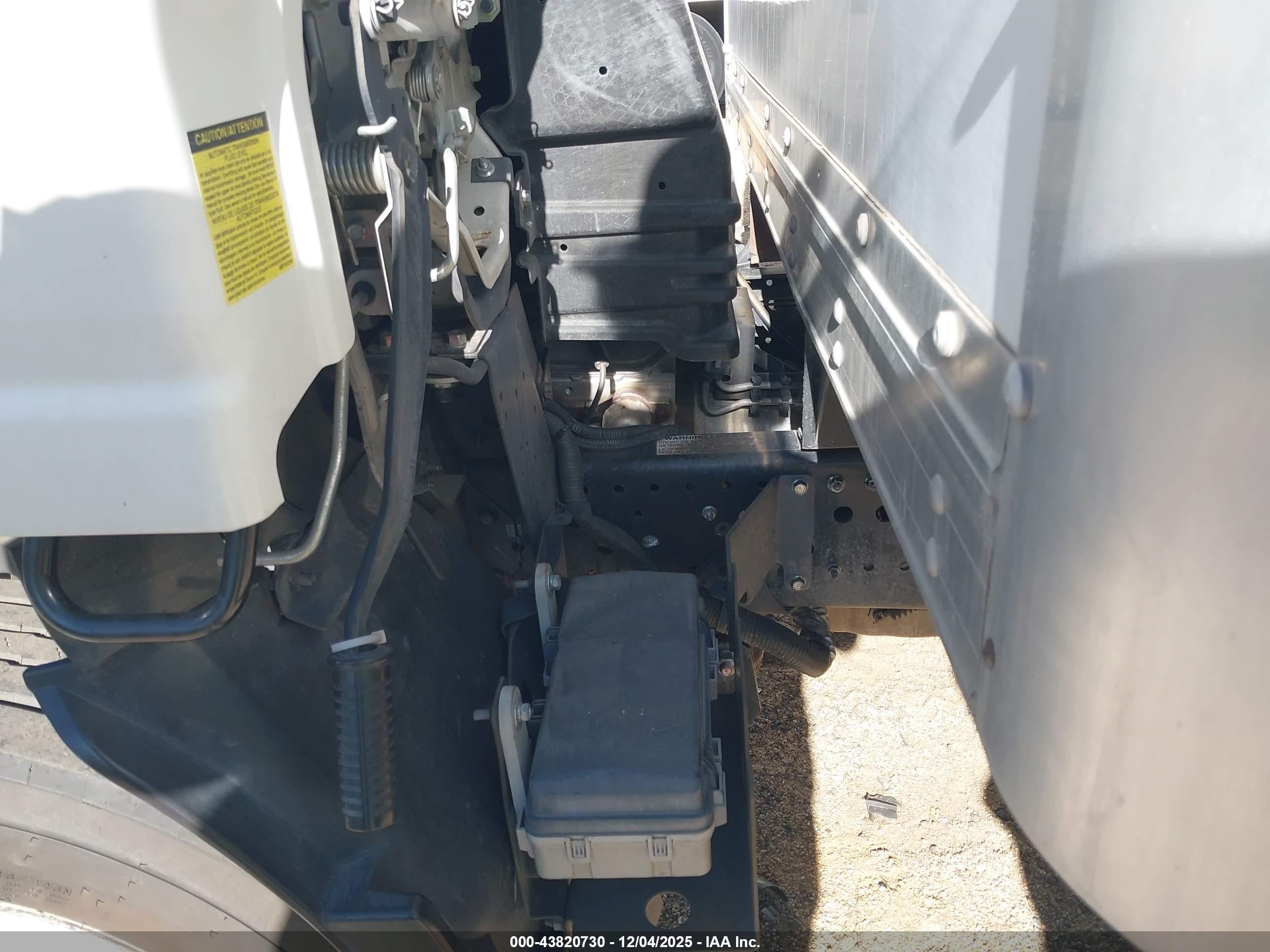 ISUZU NPR image 10