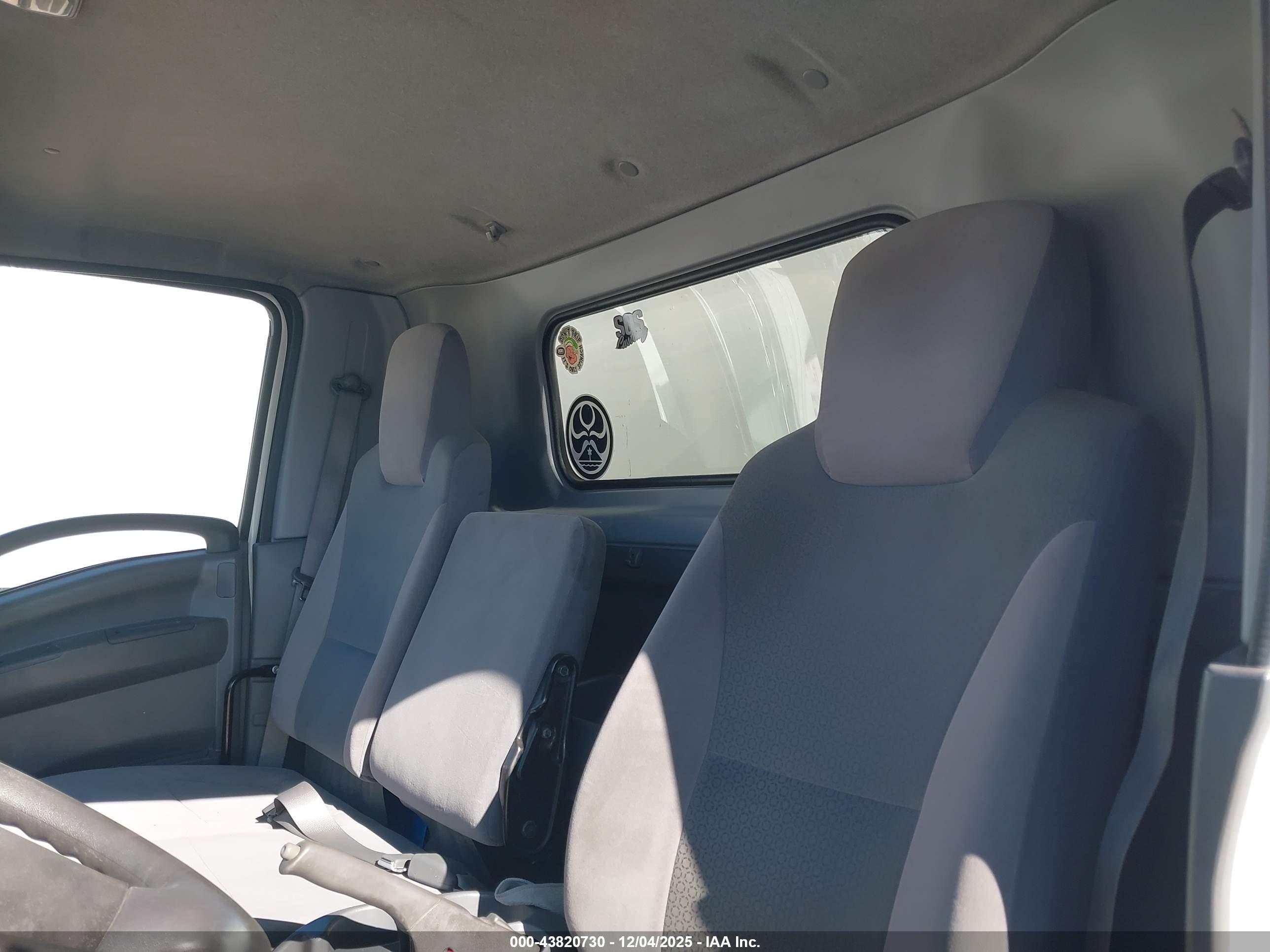 ISUZU NPR image 8