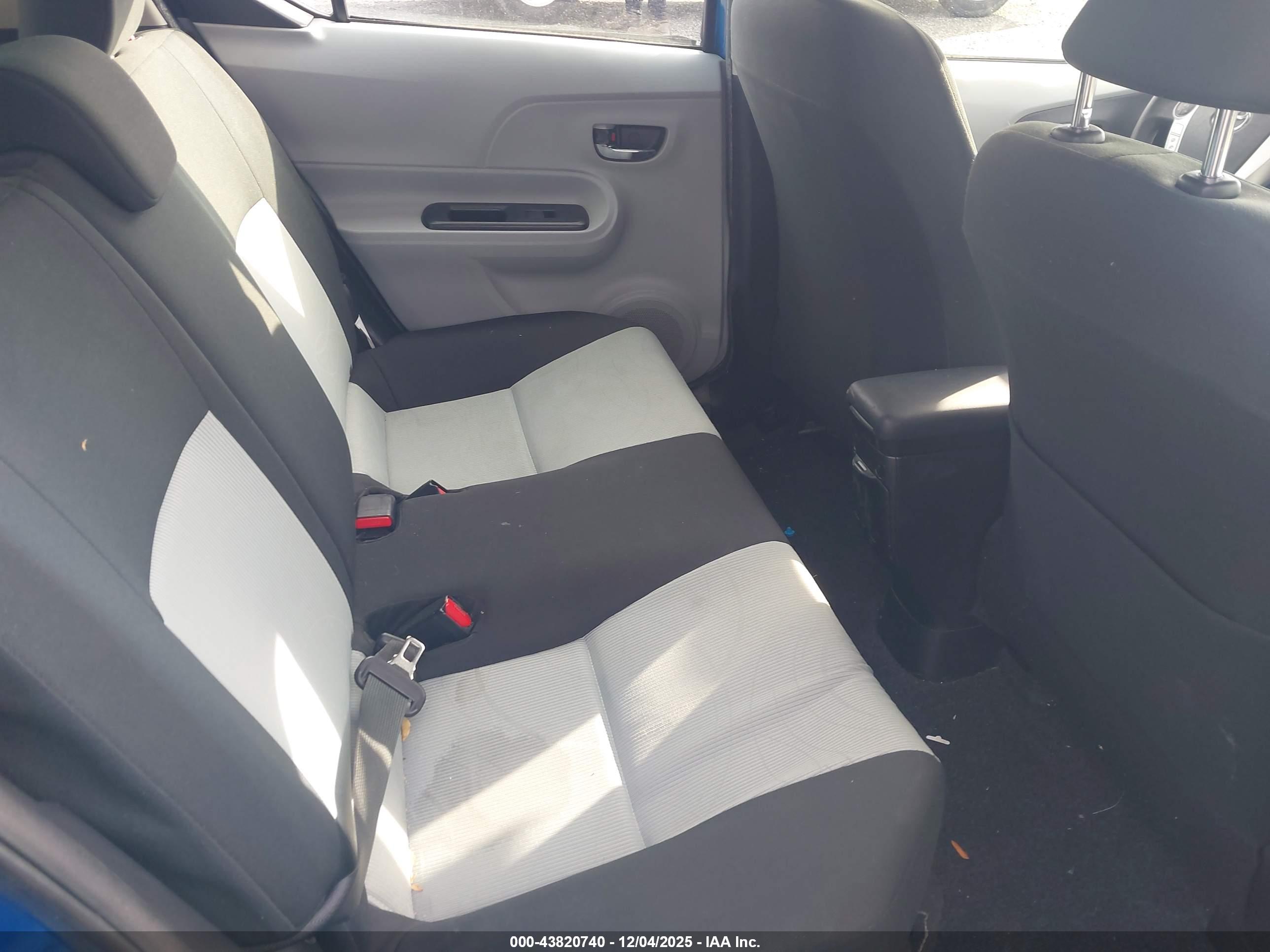 TOYOTA PRIUS image 8