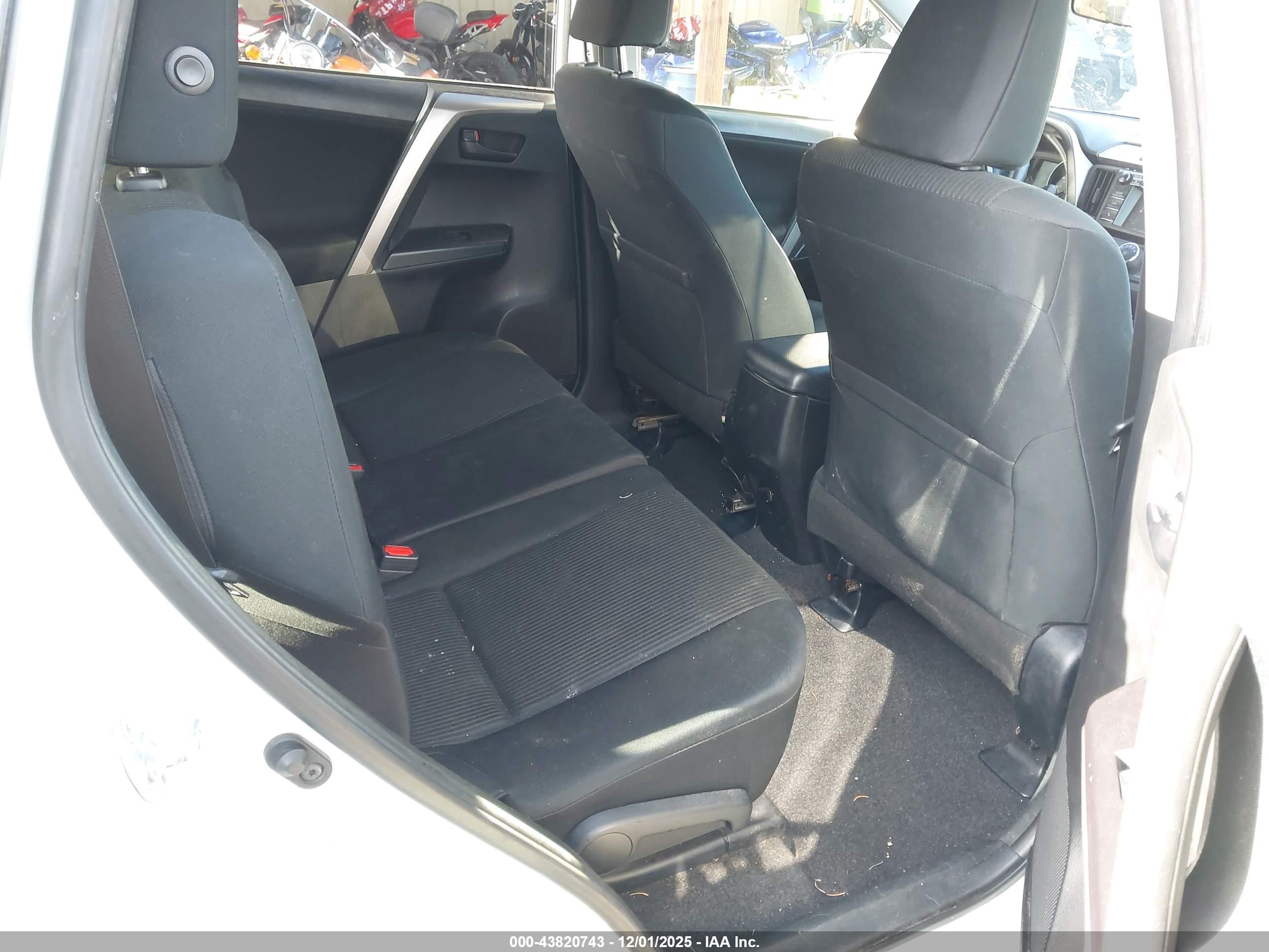 TOYOTA RAV4 image 8