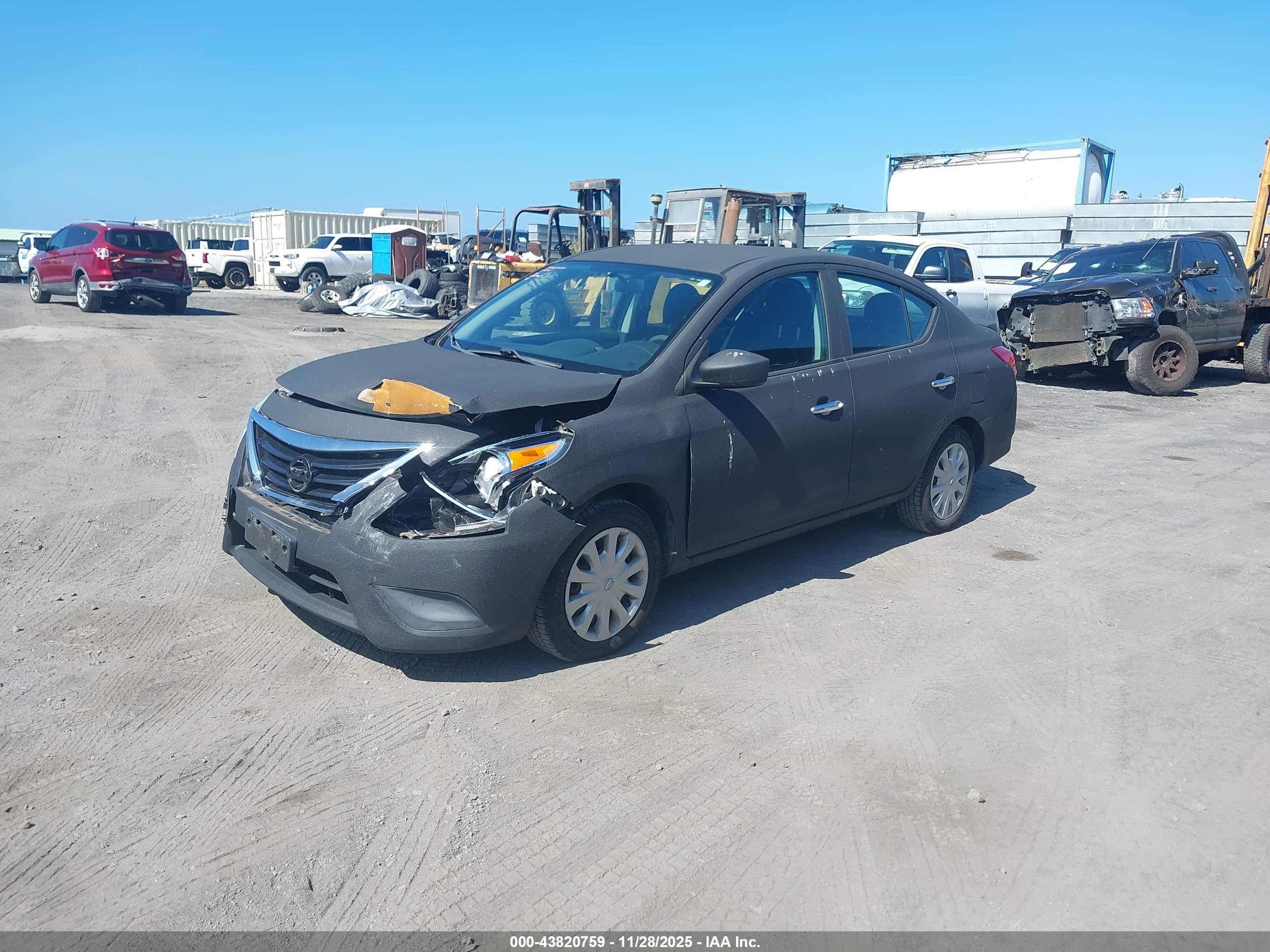 NISSAN VERSA image 2