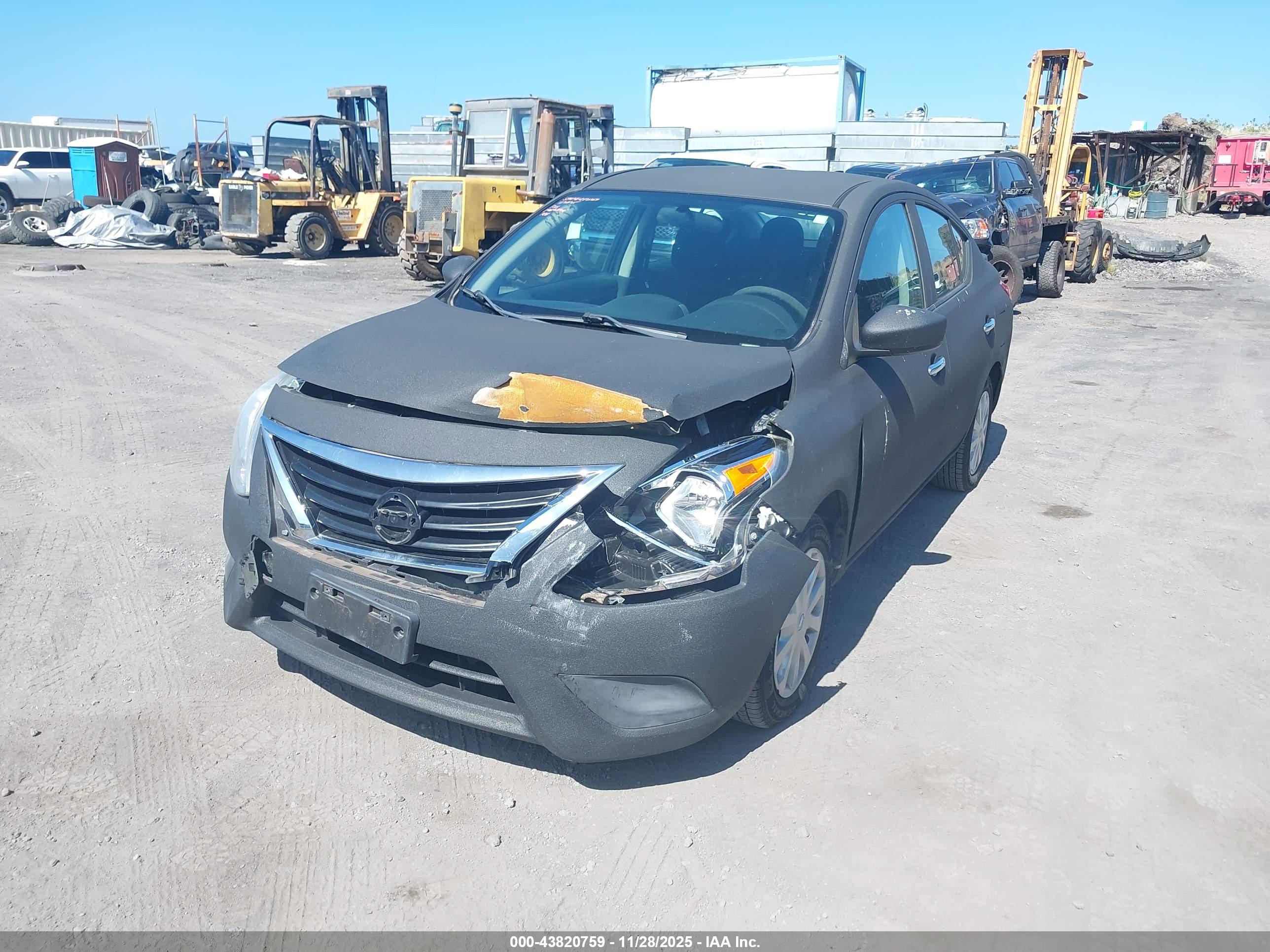 NISSAN VERSA image 6