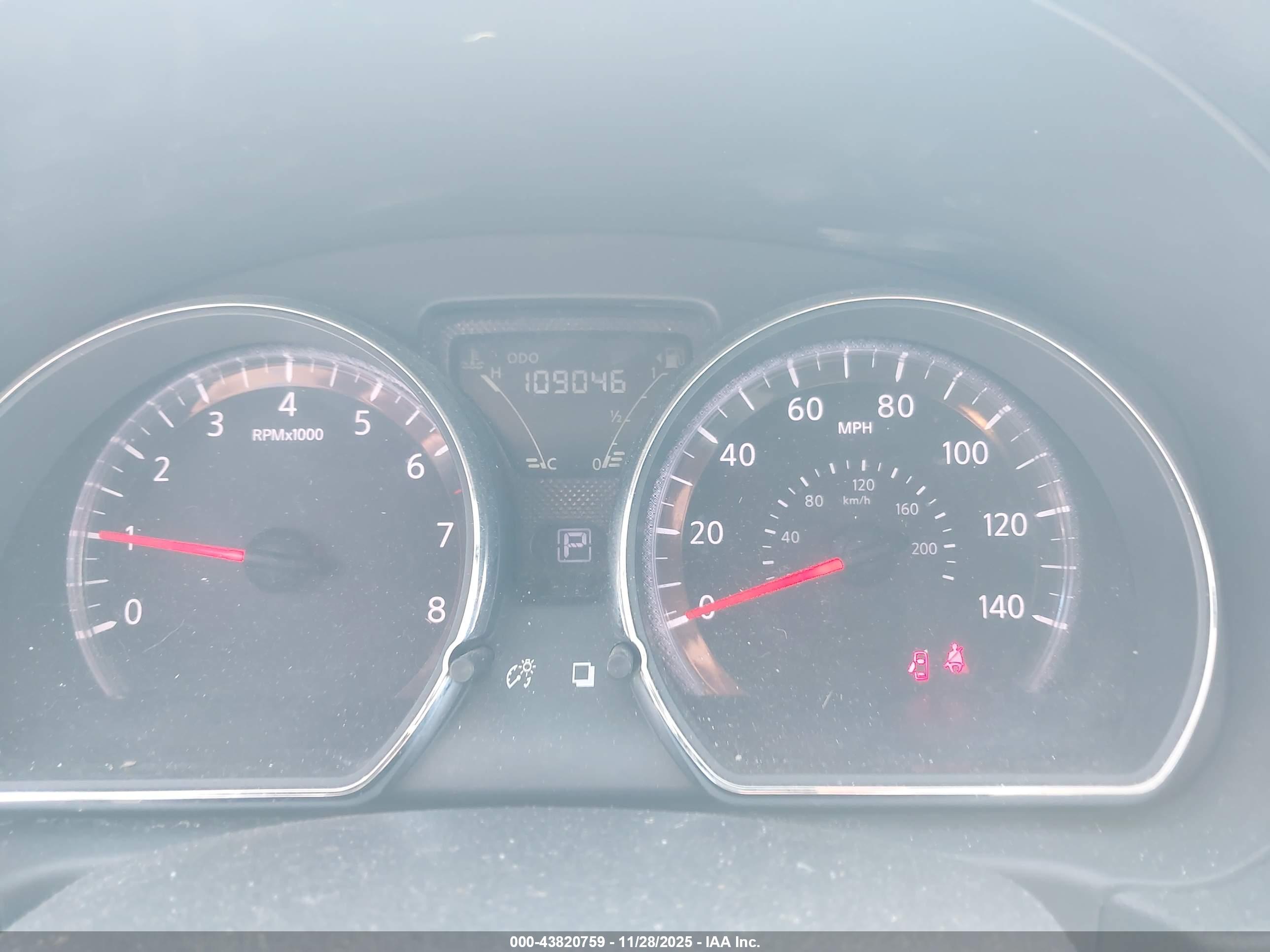 NISSAN VERSA image 7
