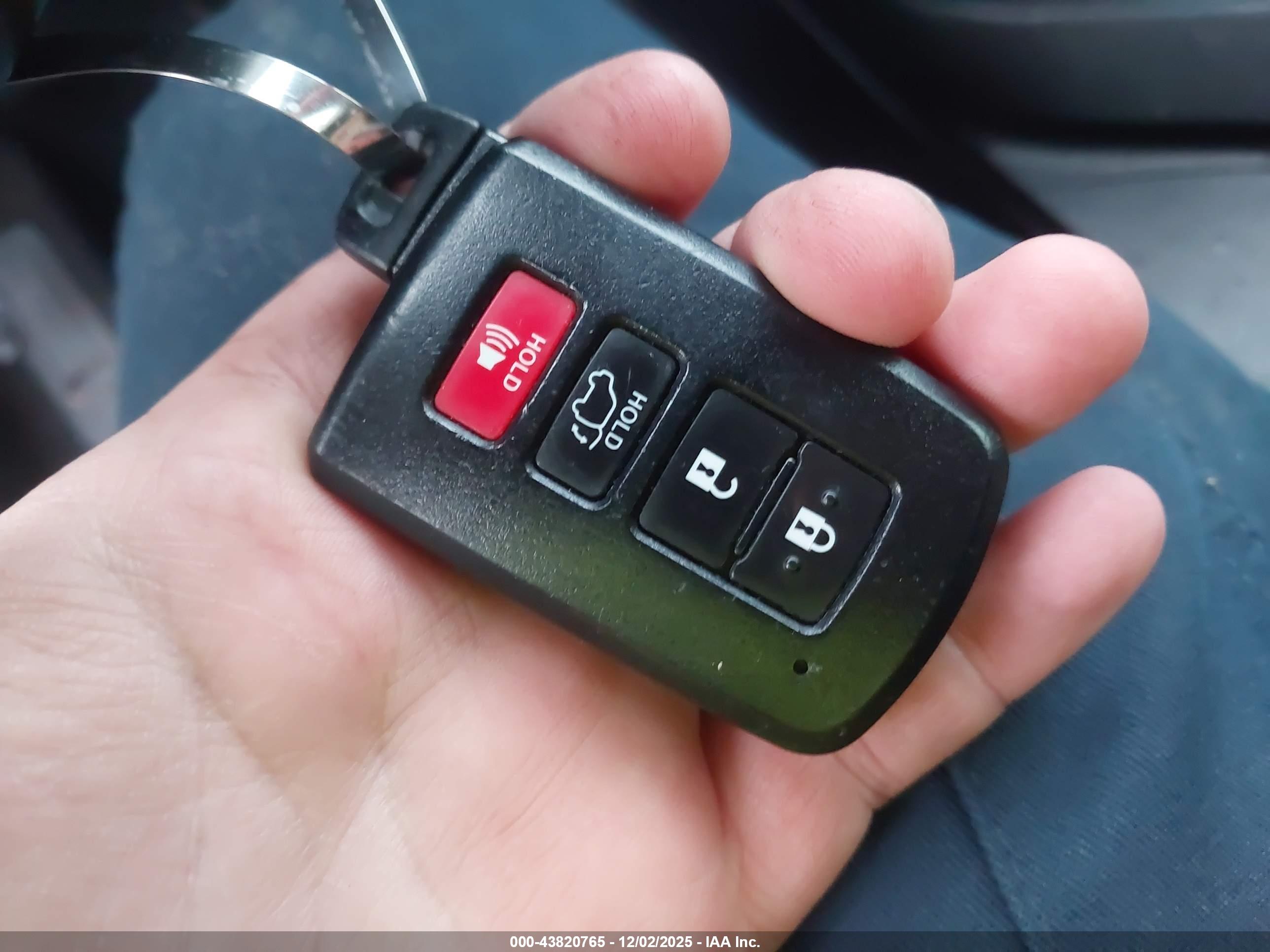 TOYOTA RAV4 image 11