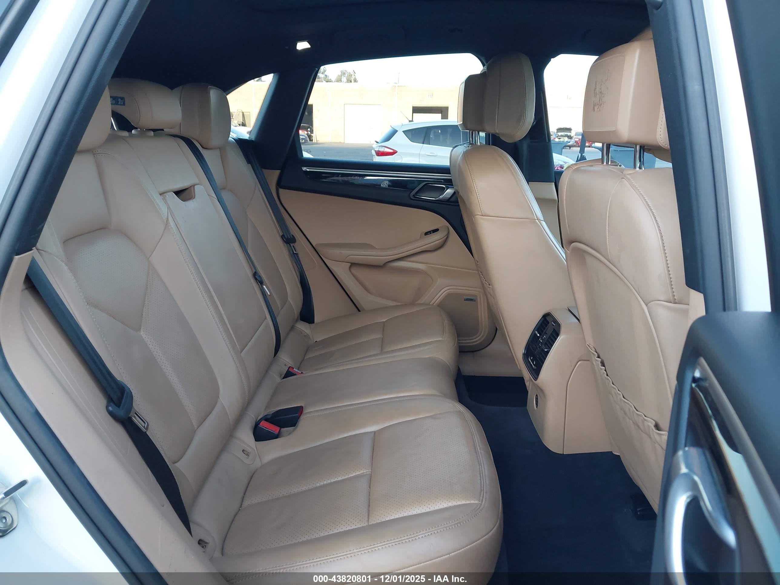 PORSCHE MACAN image 8