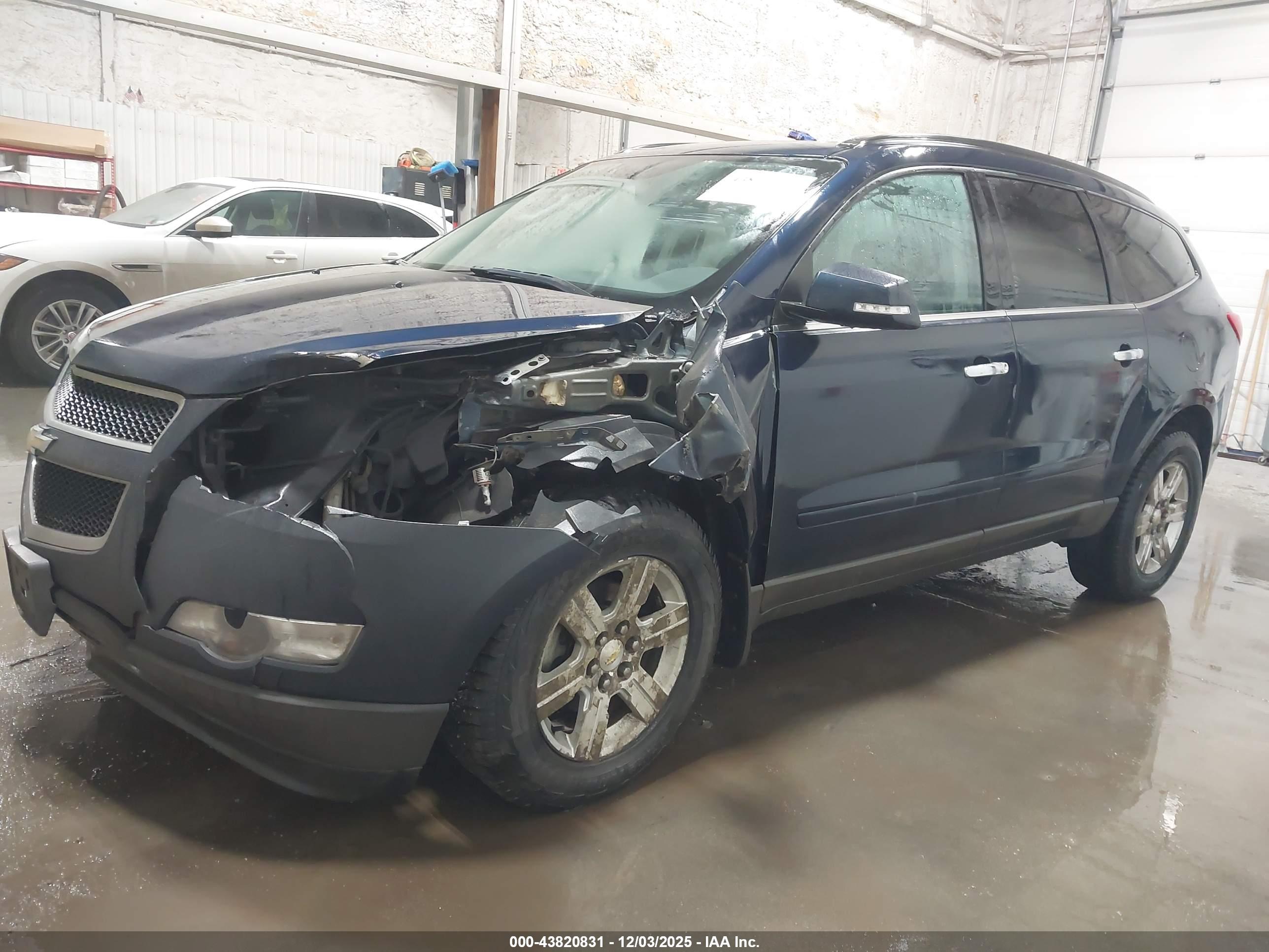 CHEVROLET TRAVERSE image 2