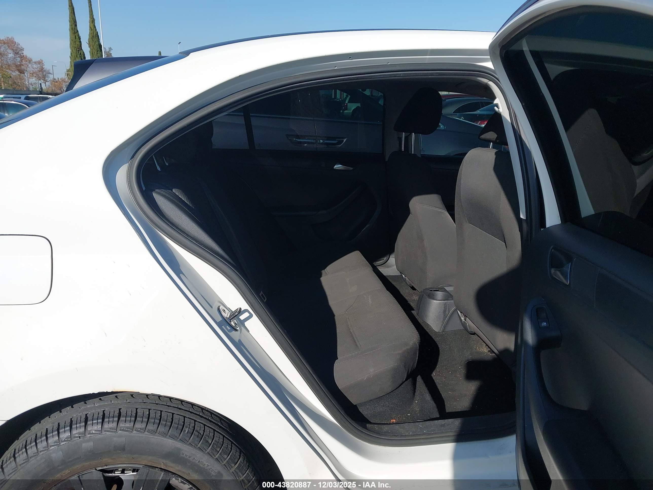 VOLKSWAGEN JETTA image 8