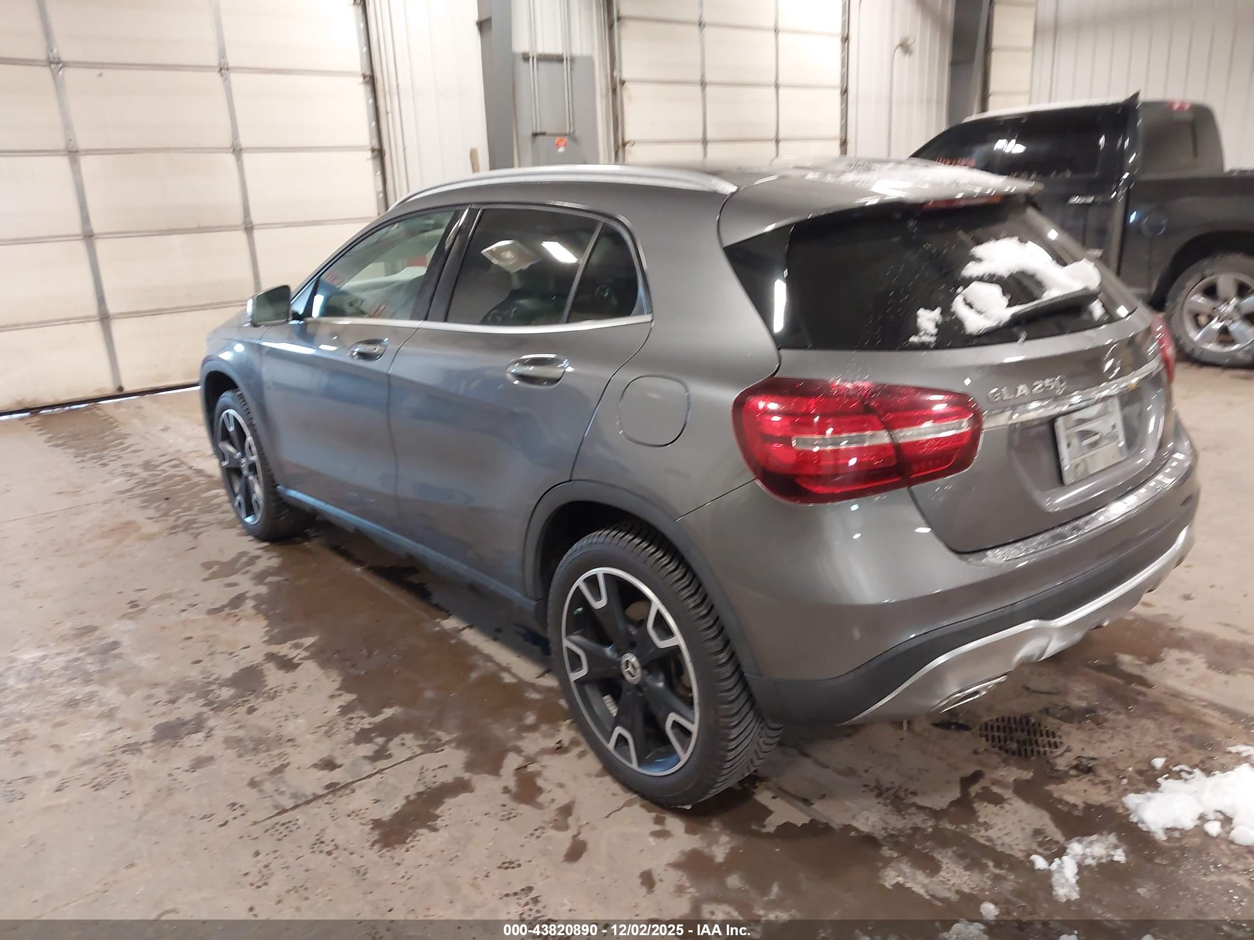 MERCEDES-BENZ GLA image 3