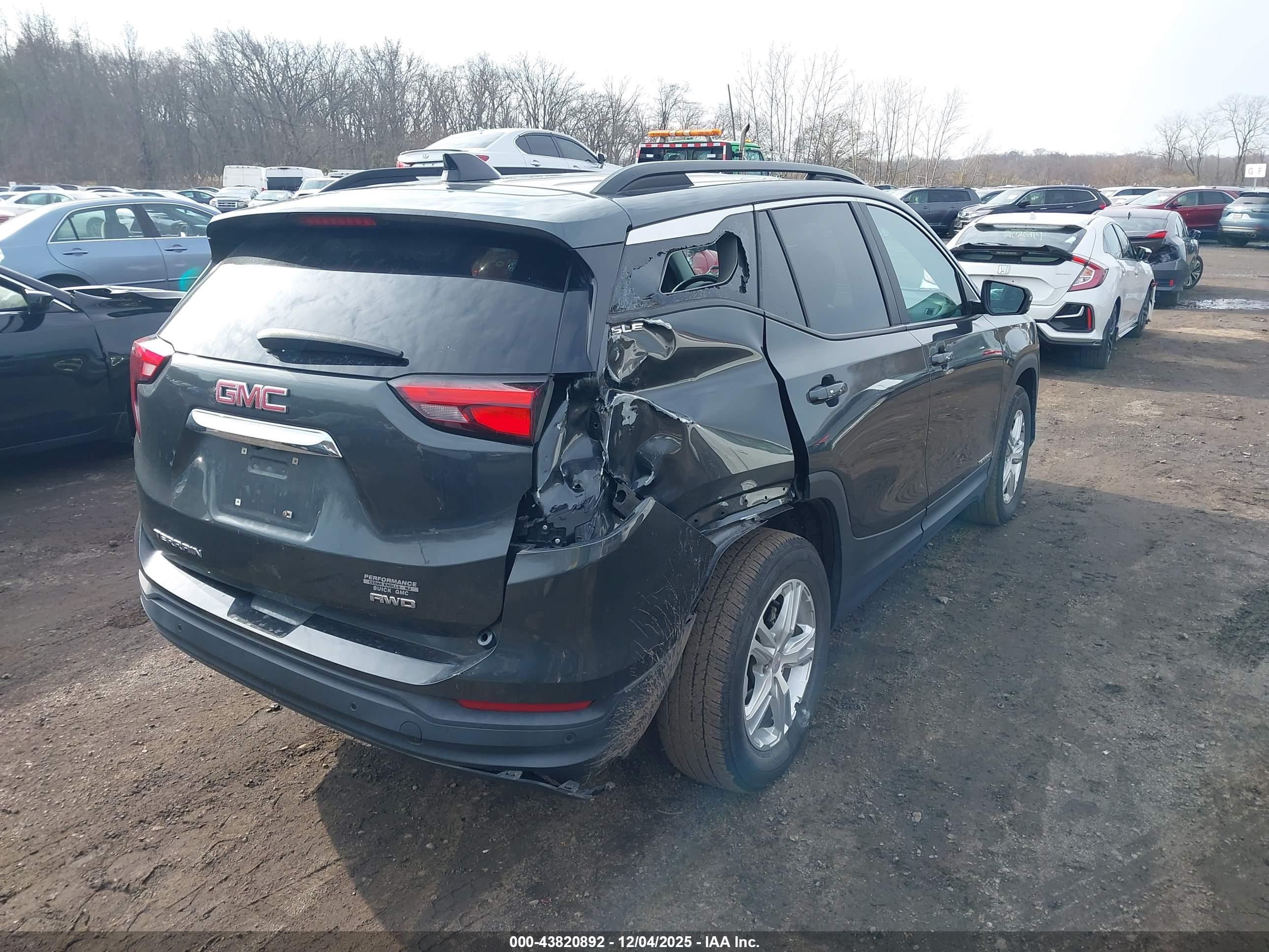 GMC TERRAIN image 6