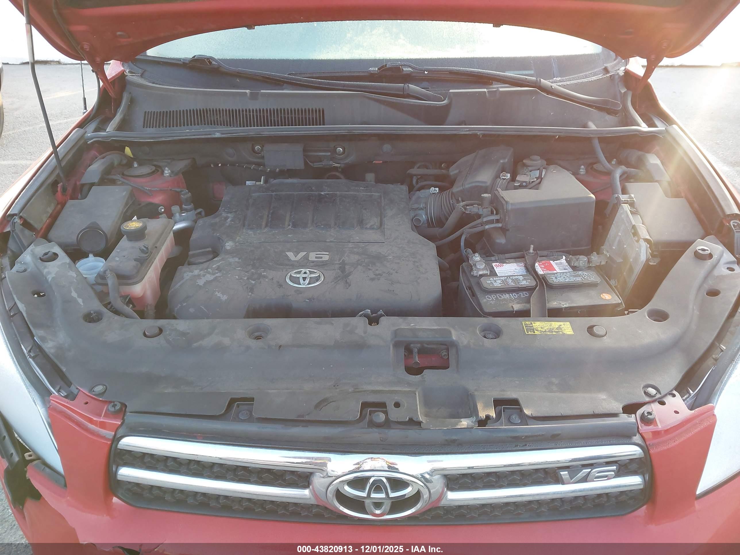 TOYOTA RAV4 image 10