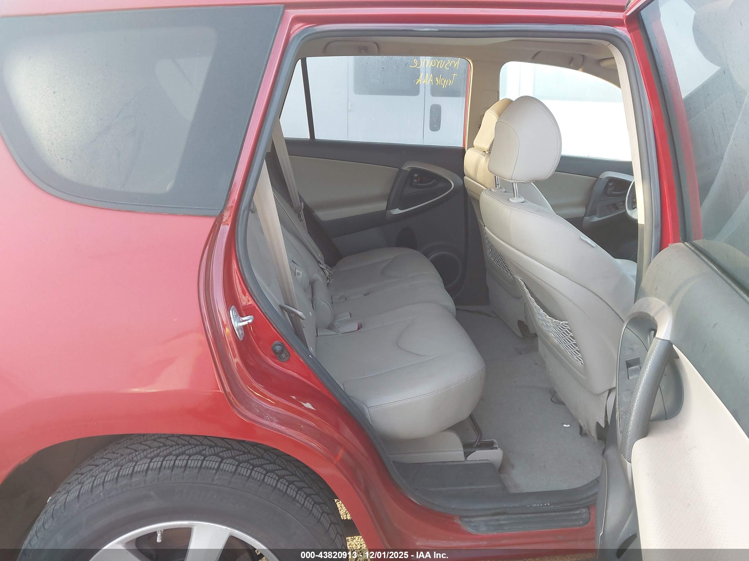 TOYOTA RAV4 image 8