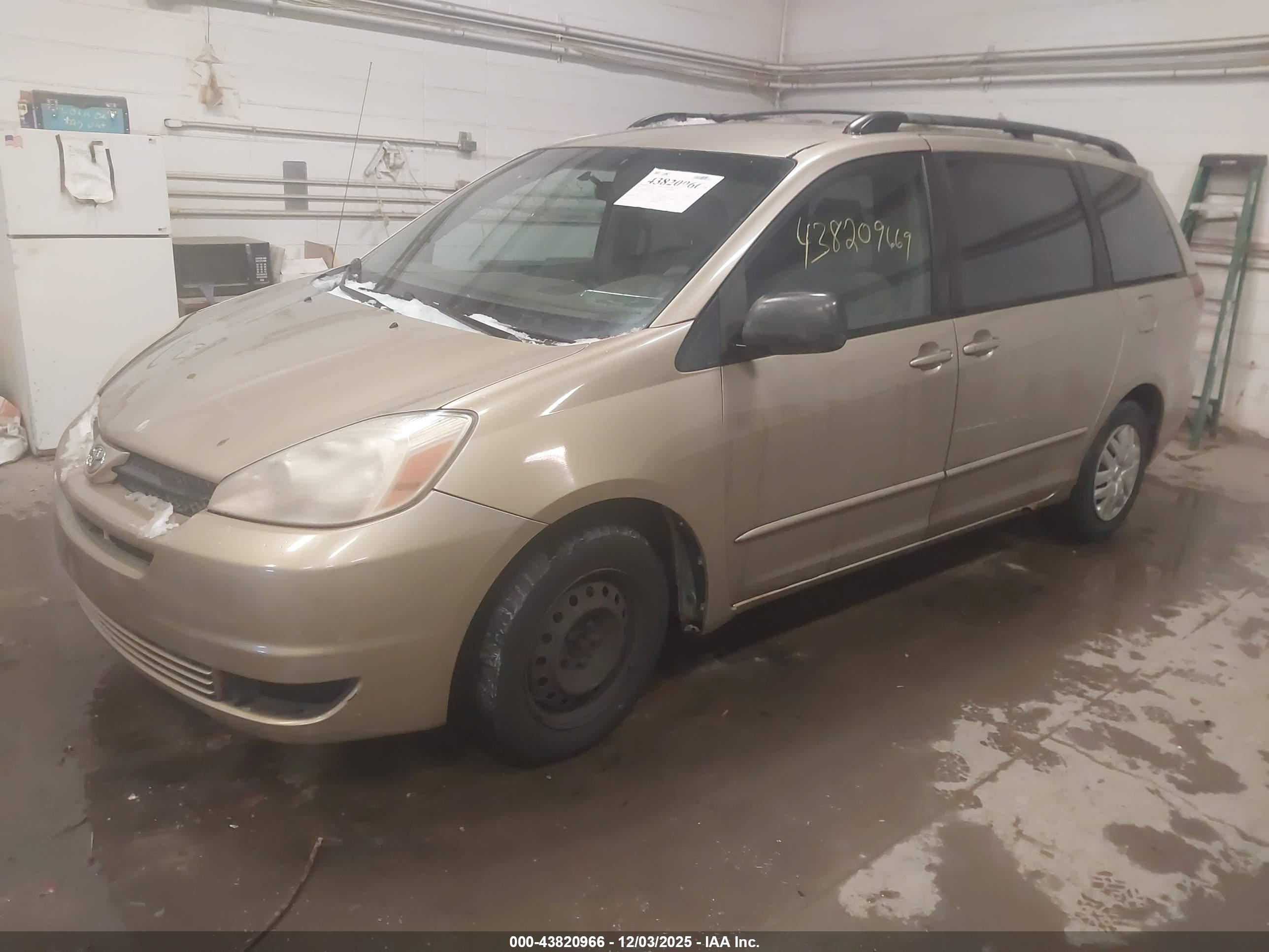 TOYOTA SIENNA image 2