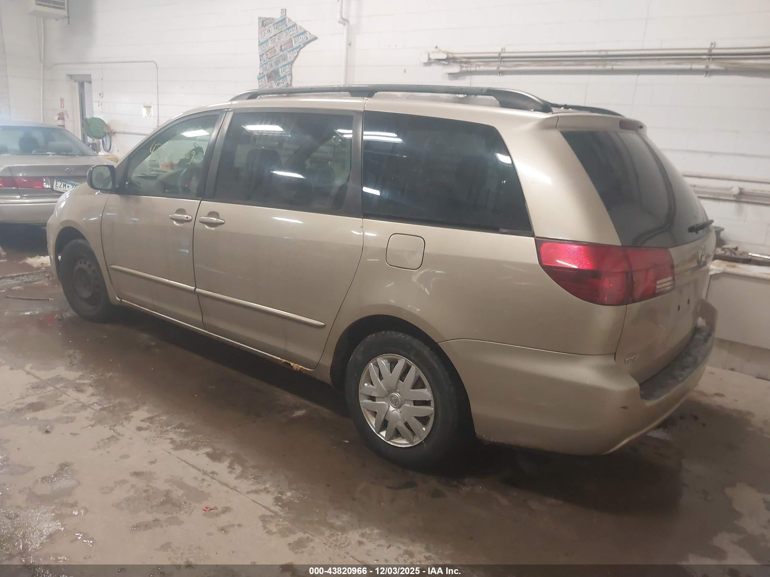 TOYOTA SIENNA image 3