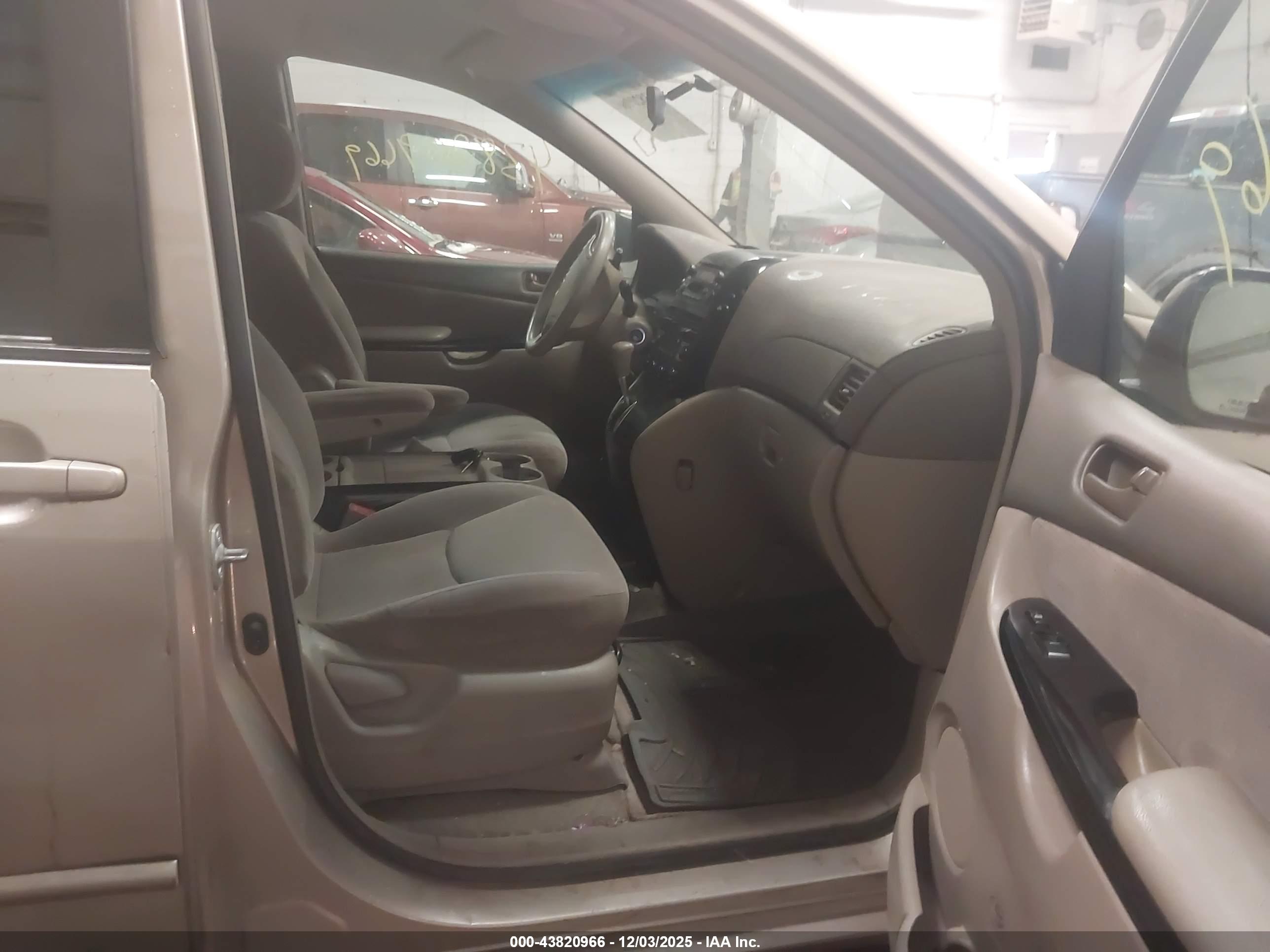 TOYOTA SIENNA image 5