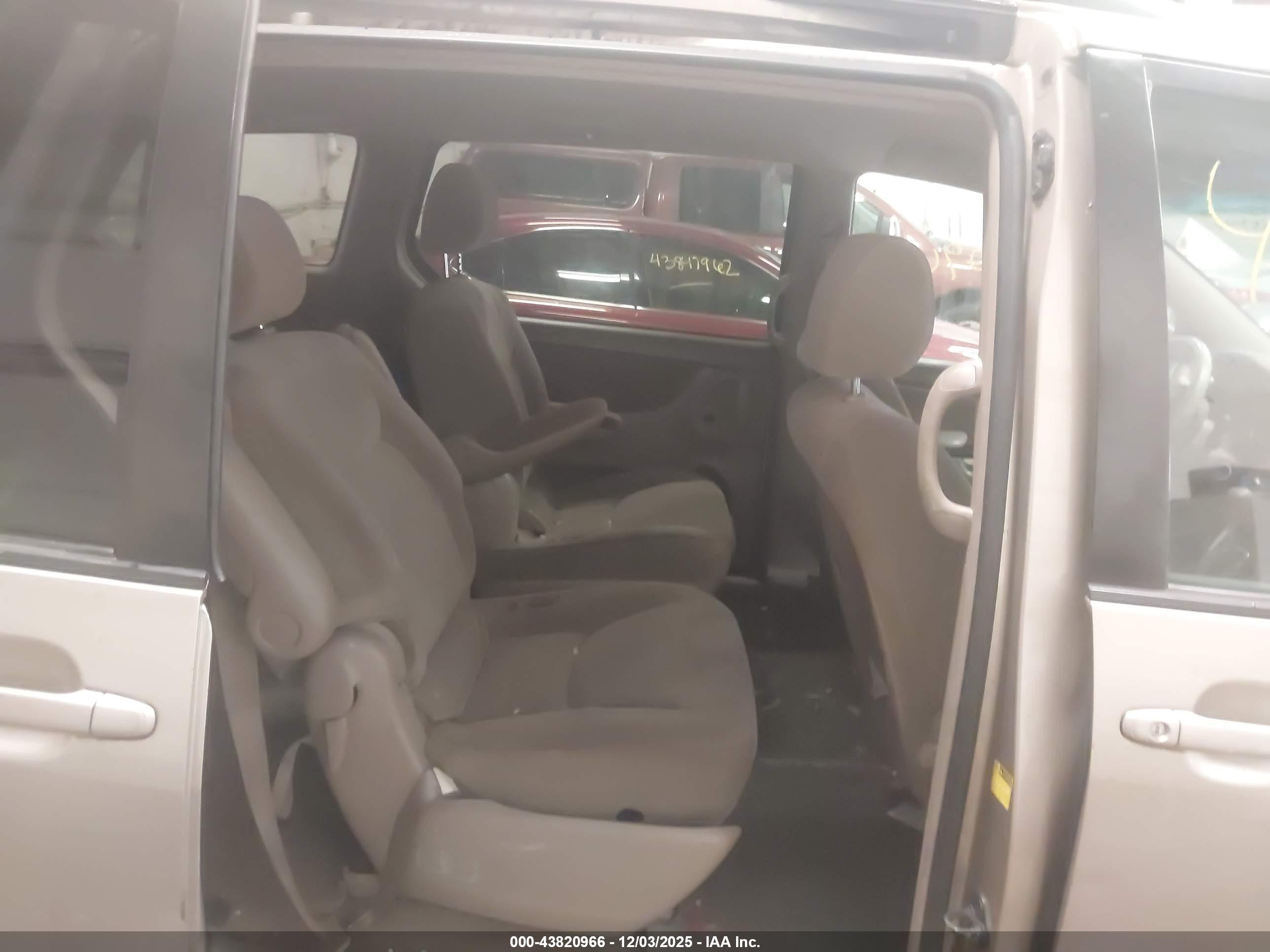 TOYOTA SIENNA image 8