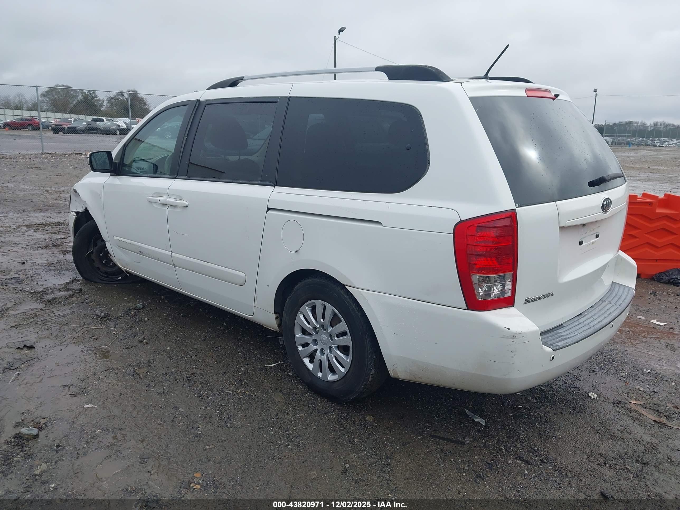 KIA SEDONA image 3