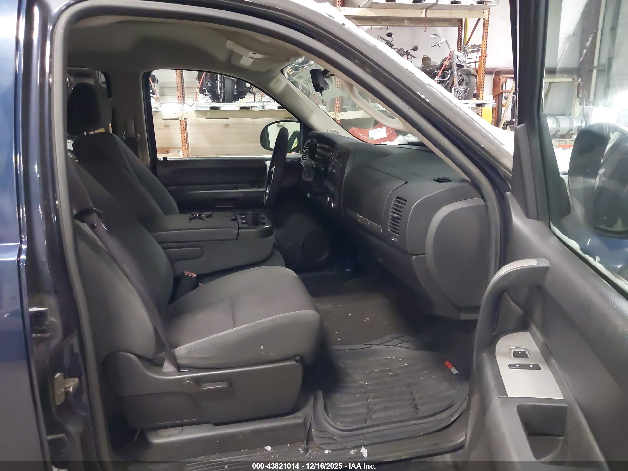 CHEVROLET SILVERADO image 5