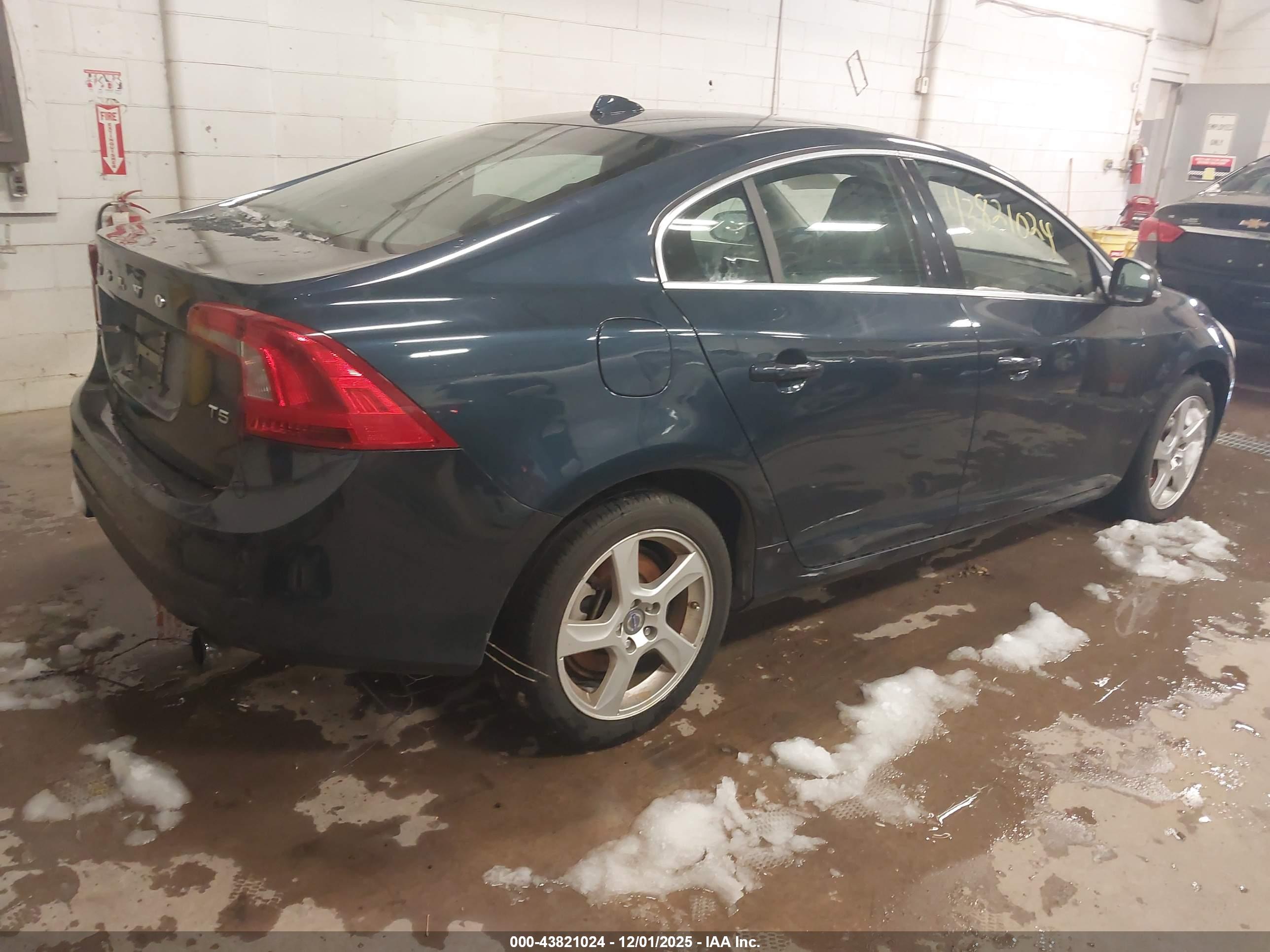 VOLVO S60 image 4