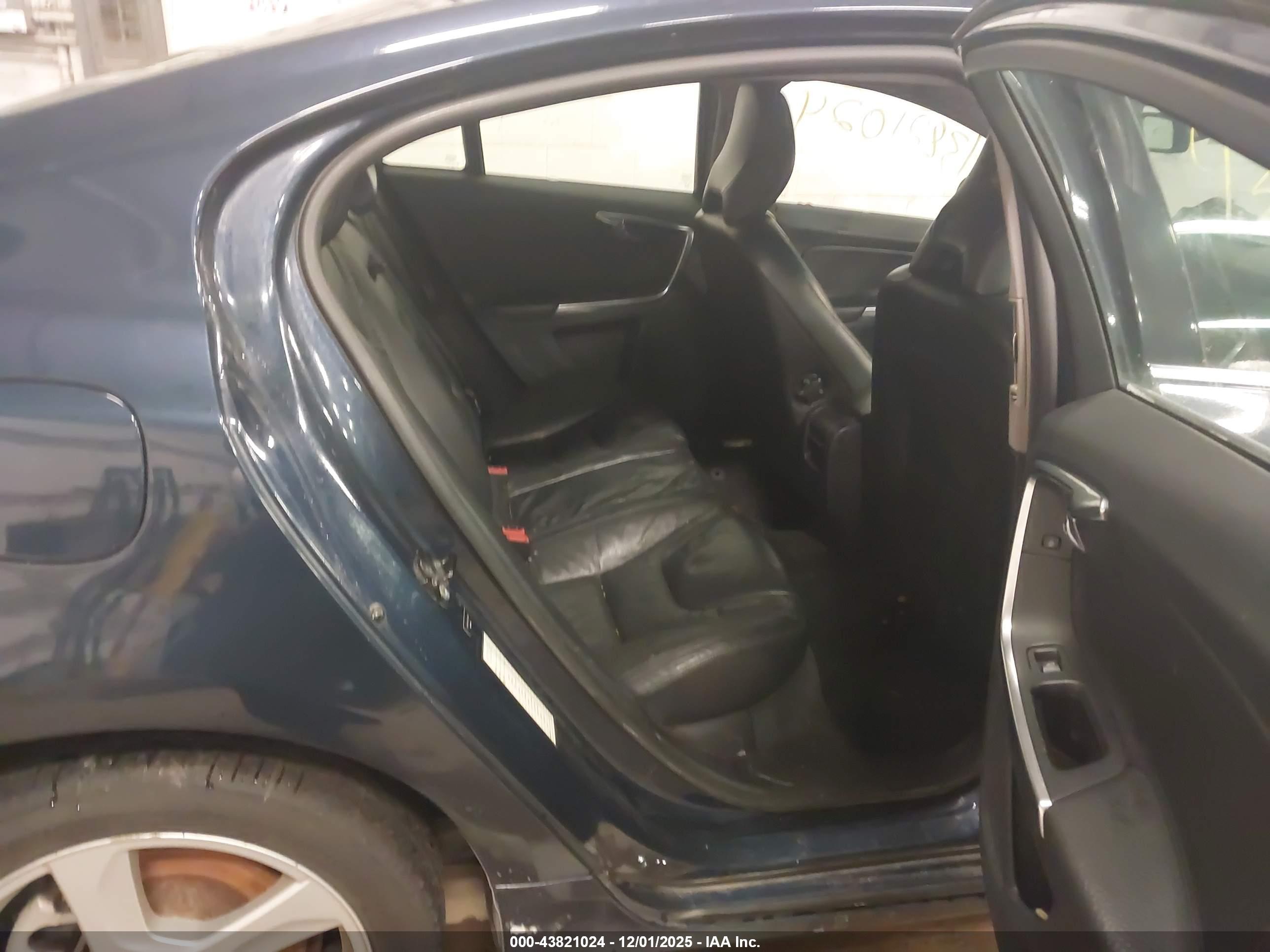 VOLVO S60 image 8