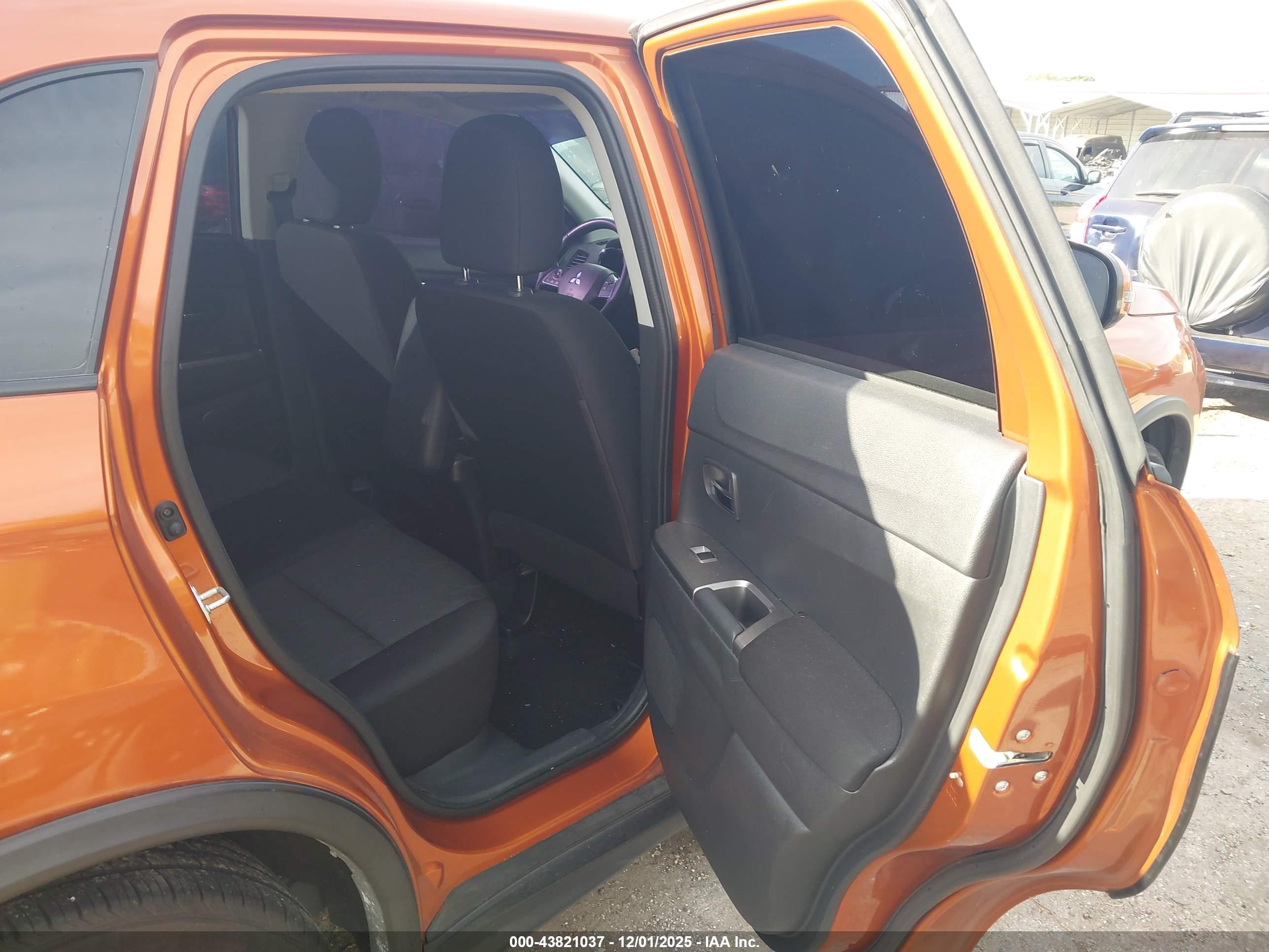 MITSUBISHI OUTLANDER image 8