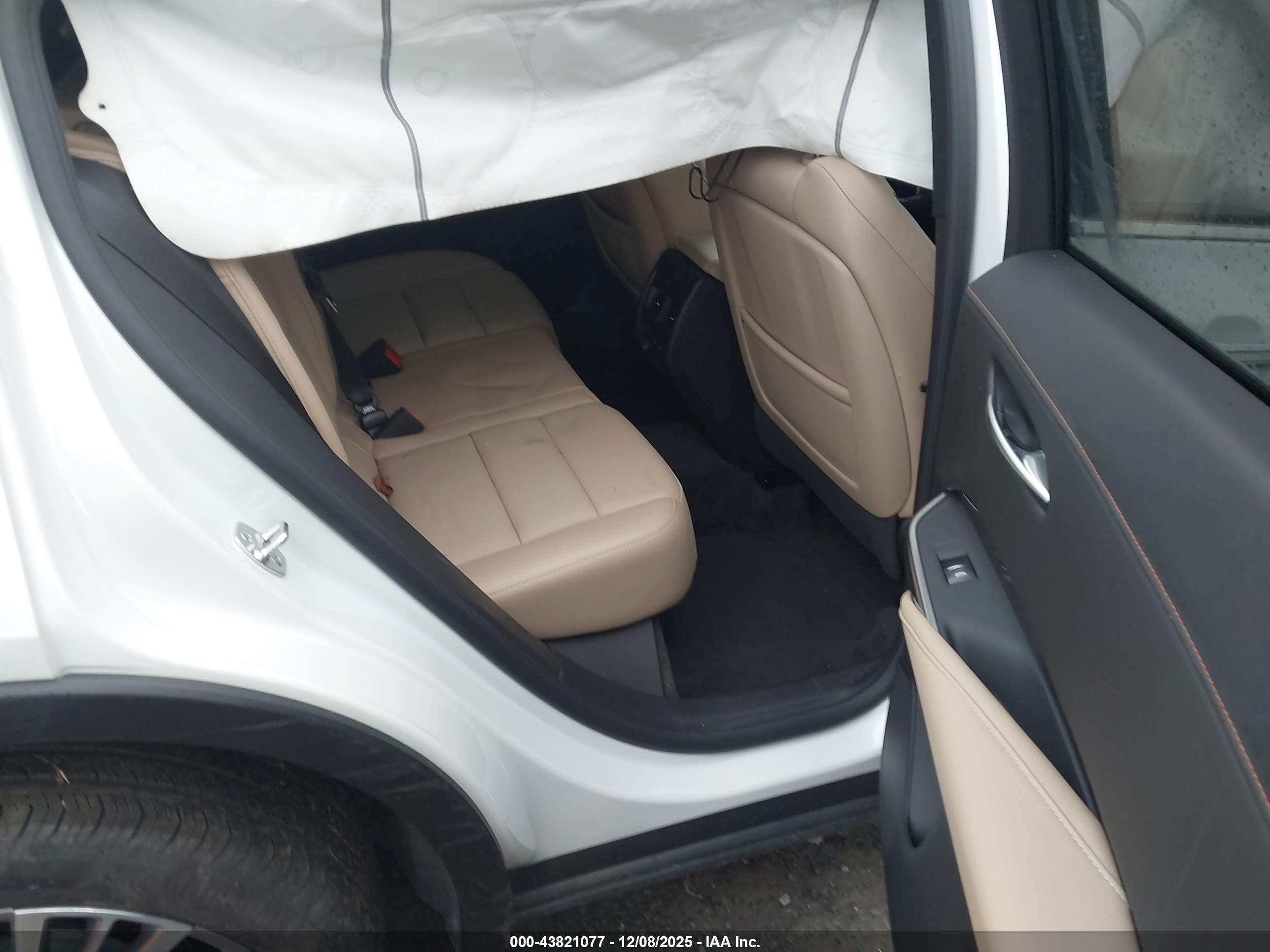 CADILLAC XT4 image 8