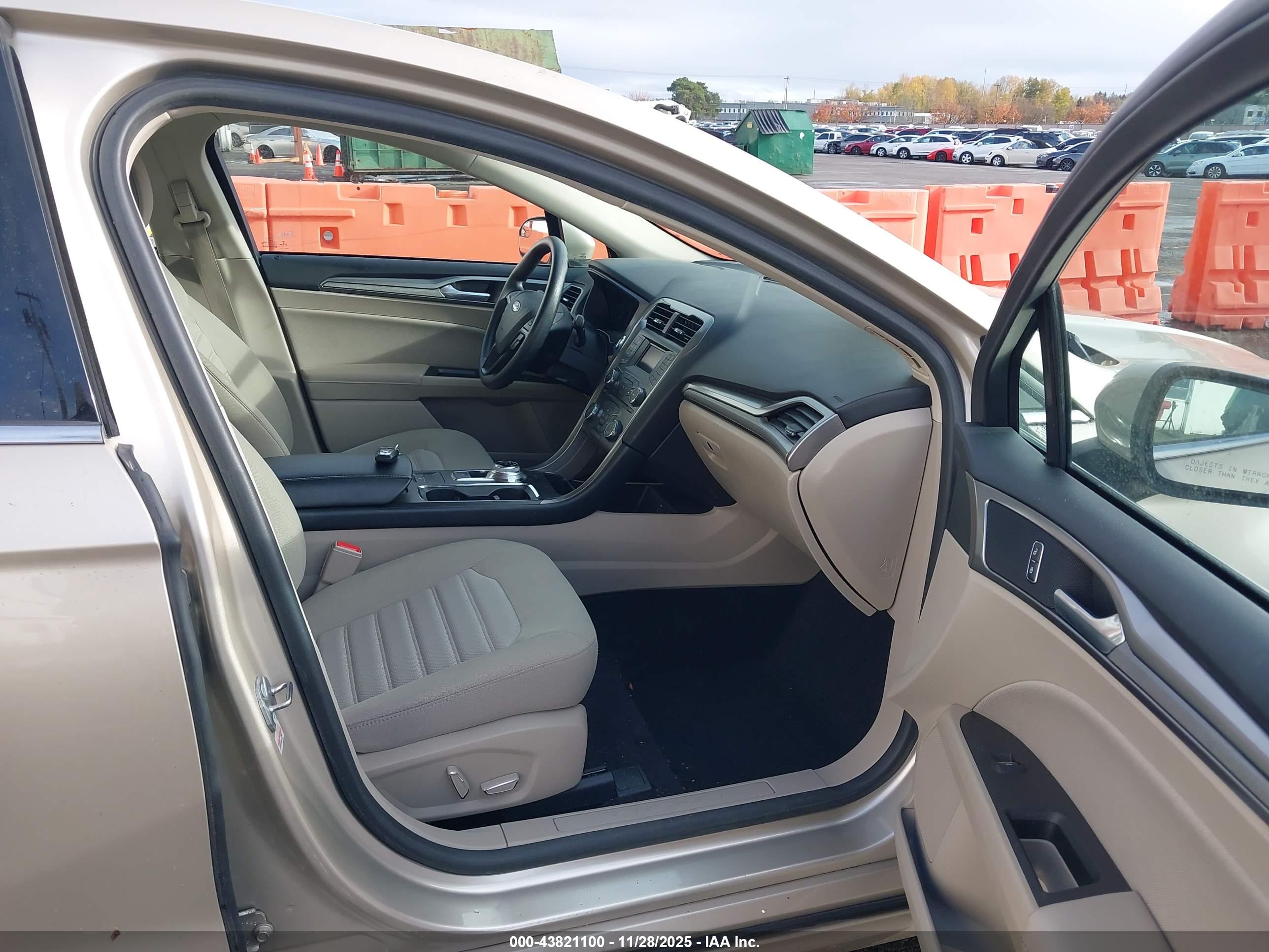 FORD FUSION image 5